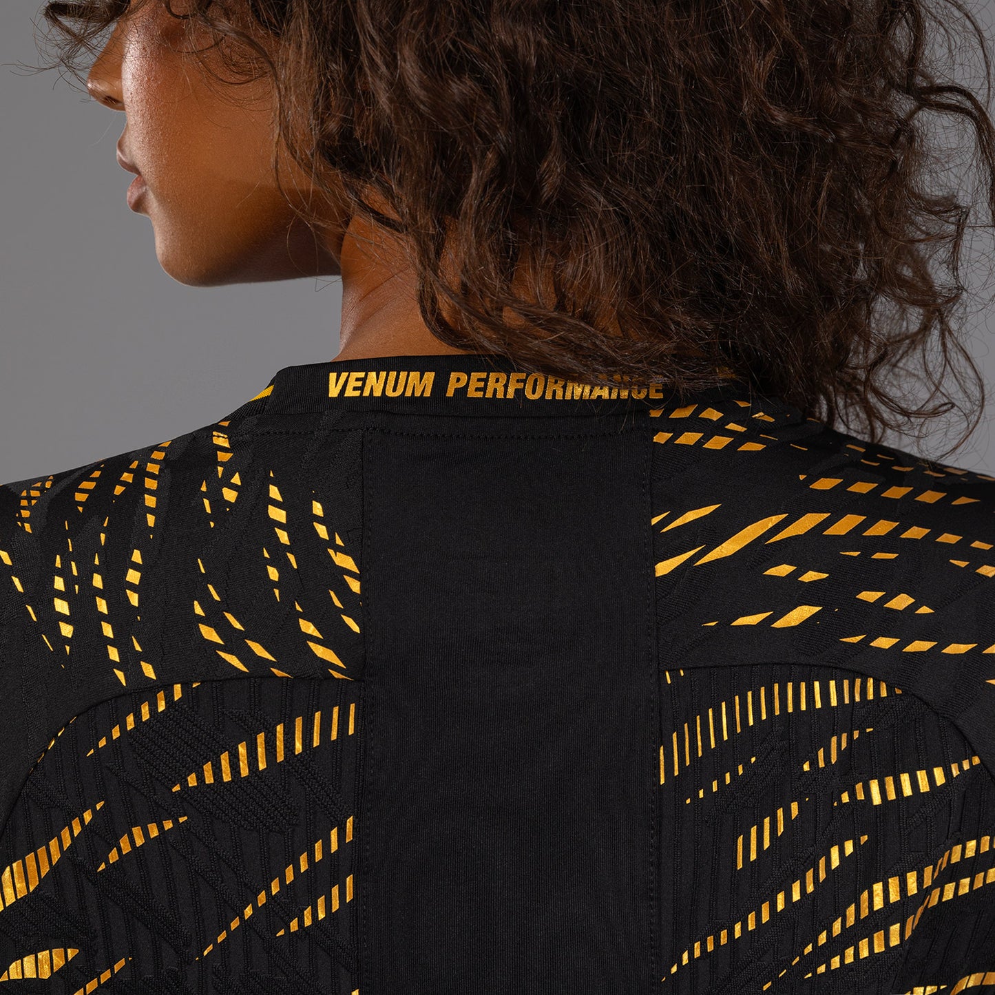UFC Fusion by Venum Authentic Fight Night レースTシャツ(女性用) - チャンピオン