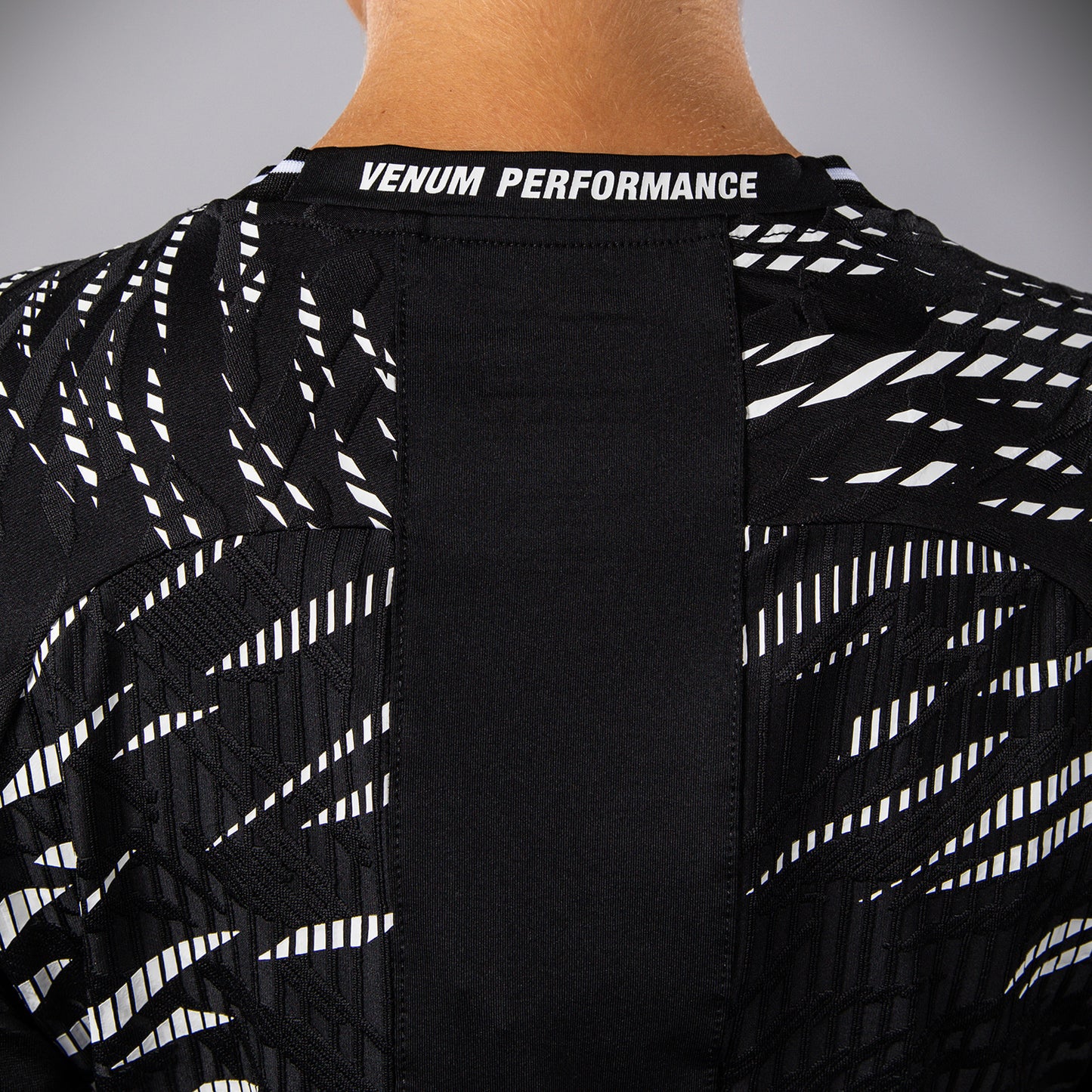 UFC Fusion by Venum Authentic Fight Night レースTシャツ(女性用) - ブラック