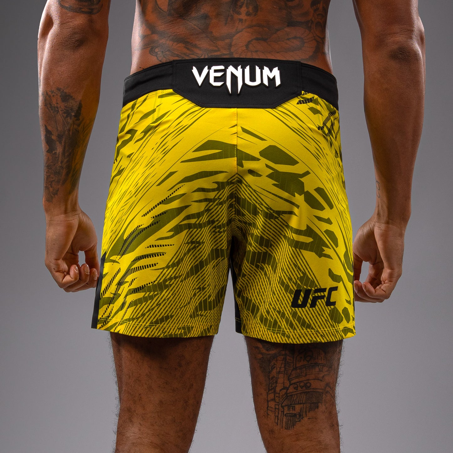 UFC Fusion by Venum Authentic Fight Night レスリングショーツ(男性用、フィットコルト) - イエロー