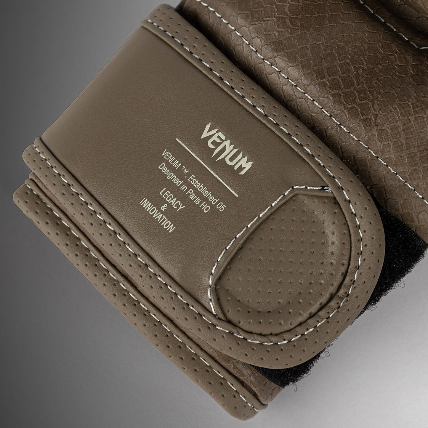 Venum Impact Evo Scales MMAスパーリンググローブ – ブラウン