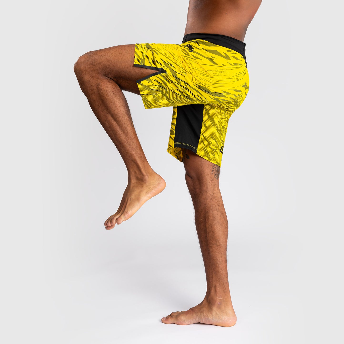 UFC Fusion by Venum Authentic Fight Night レスリングショーツ(男性用、フィットラルゴ) - イエロー