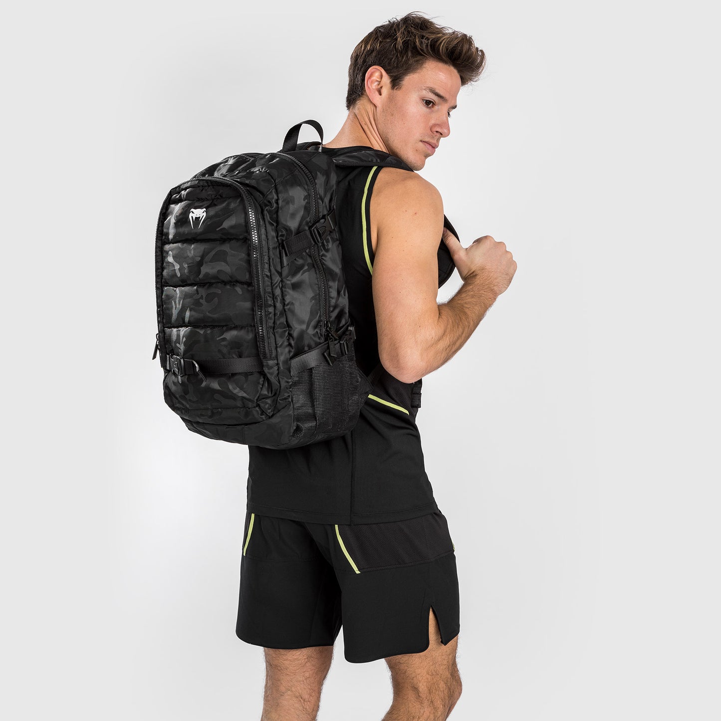 Venum Challenger Pro バックパック(20-25L) – ブラック/ダークカモ