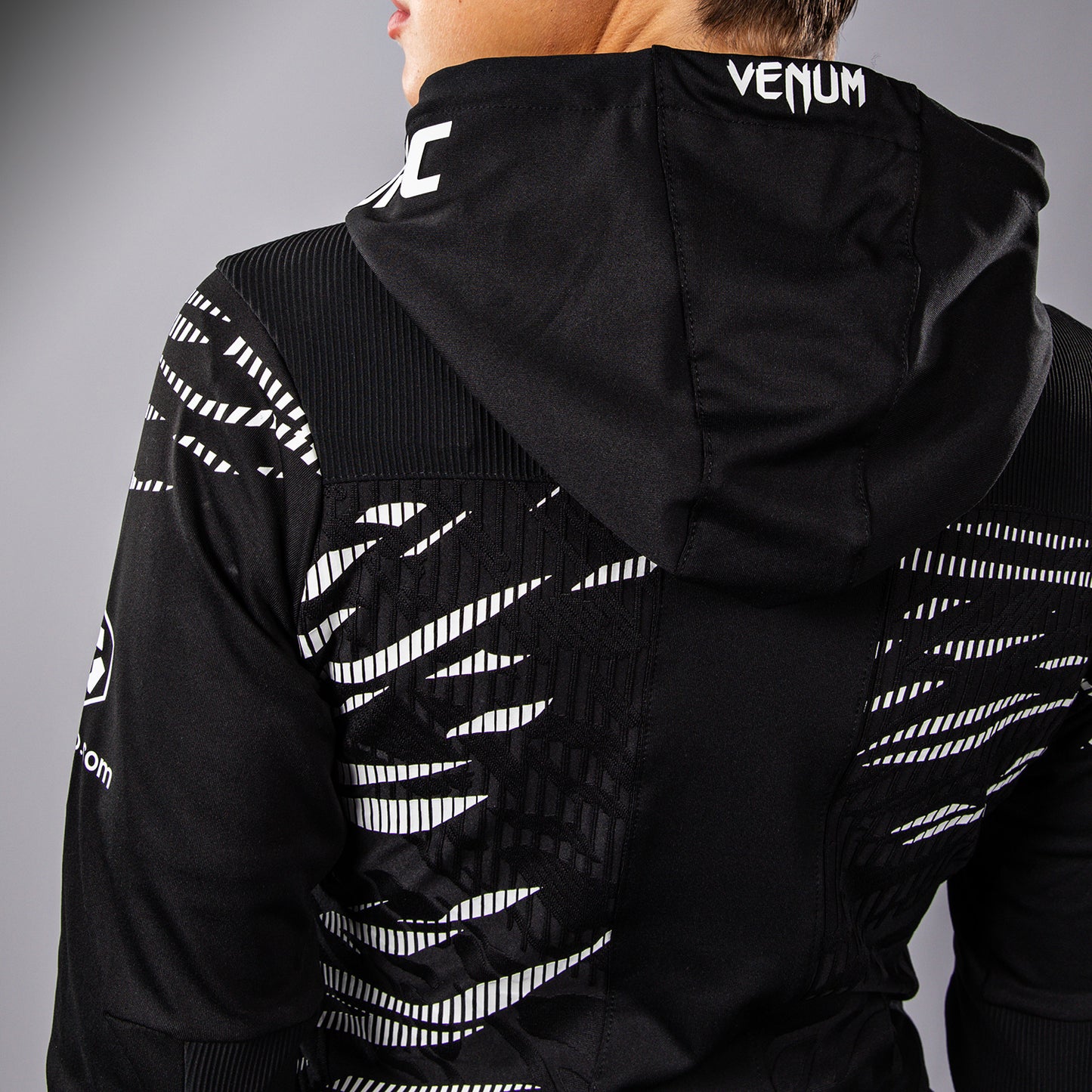 UFC Fusion by Venum Authentic Fight Night フード付きスウェットシャツ(女性用) - ブラック