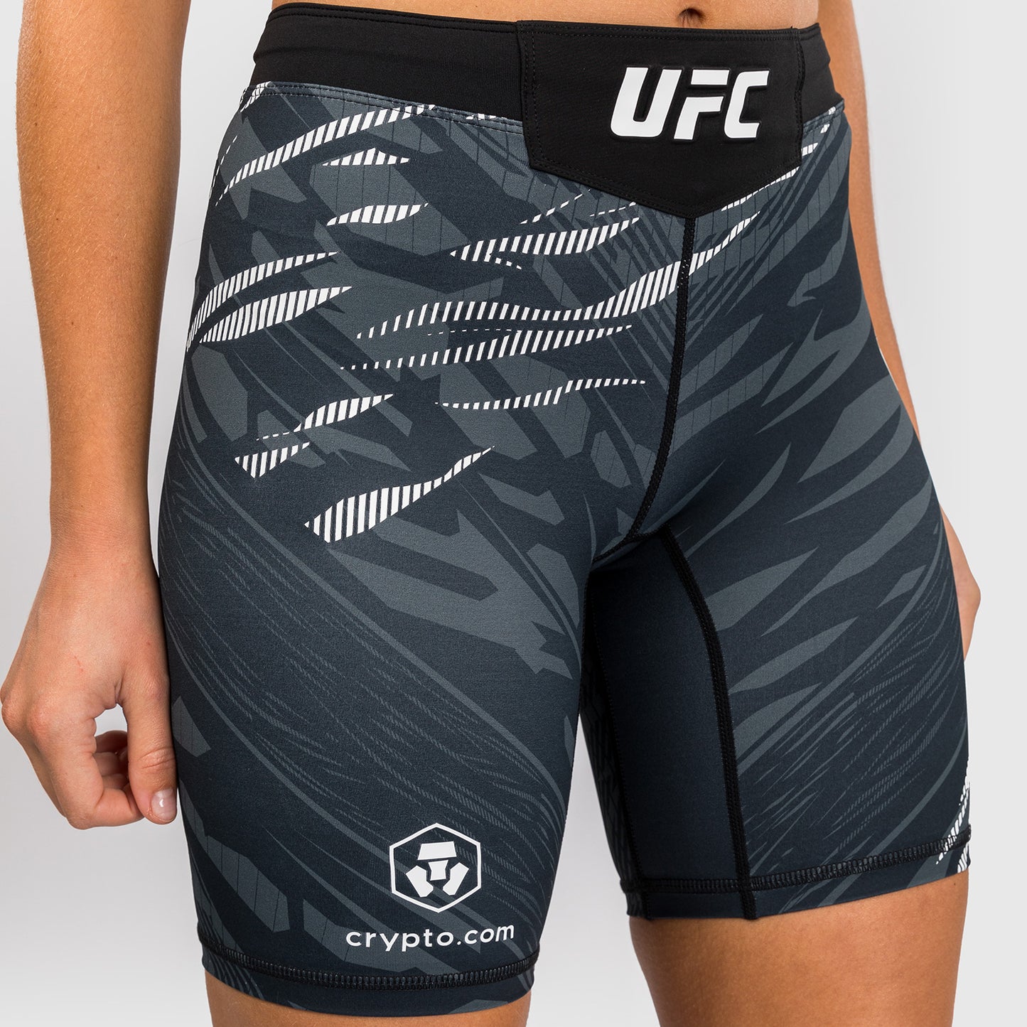 UFC Fusion by Venum Authentic Fight Night ヴァレトゥードショーツ(女性用、フィットラルゴ) - ブラック