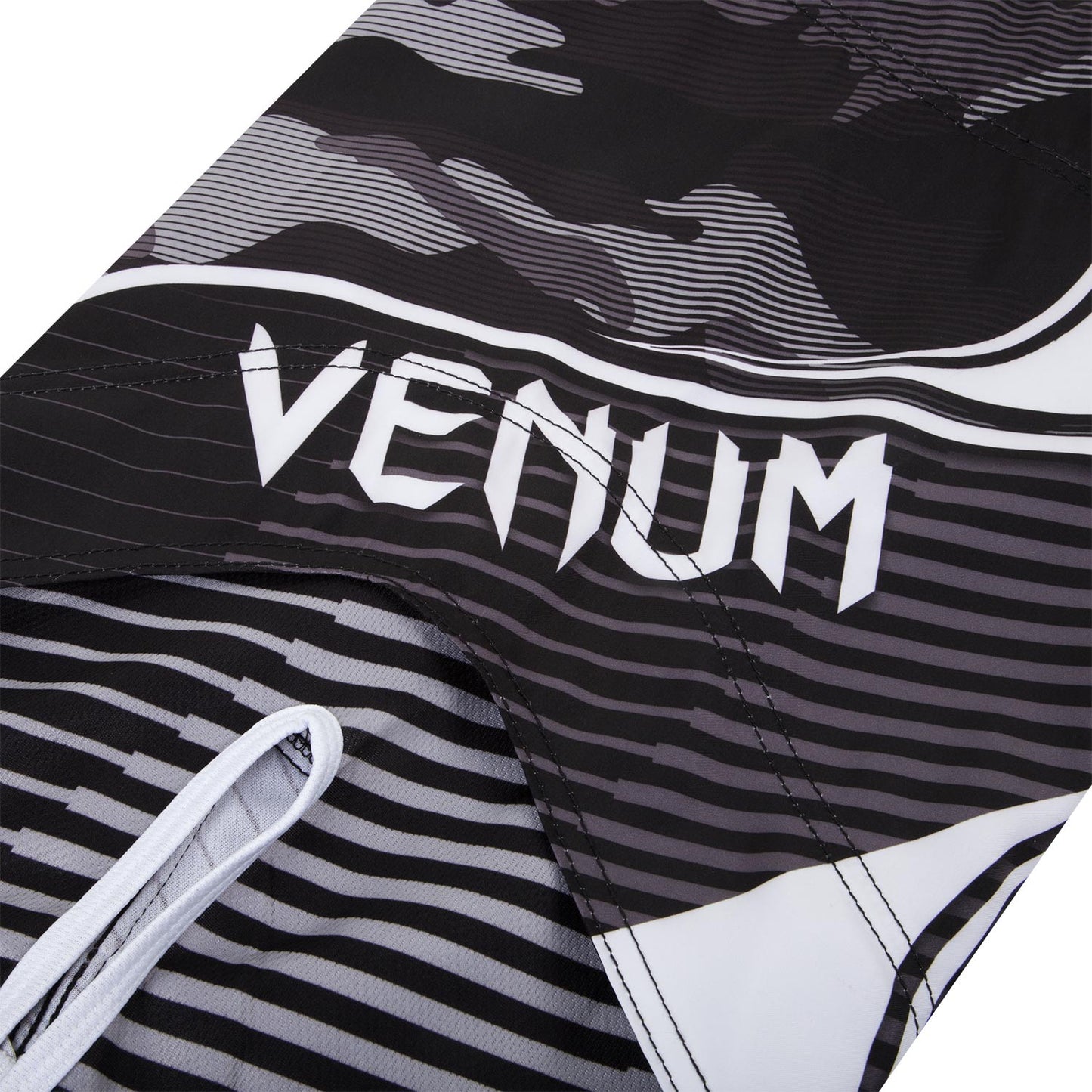 Venum Camo Hero ファイトショーツ - ホワイト/ブラック