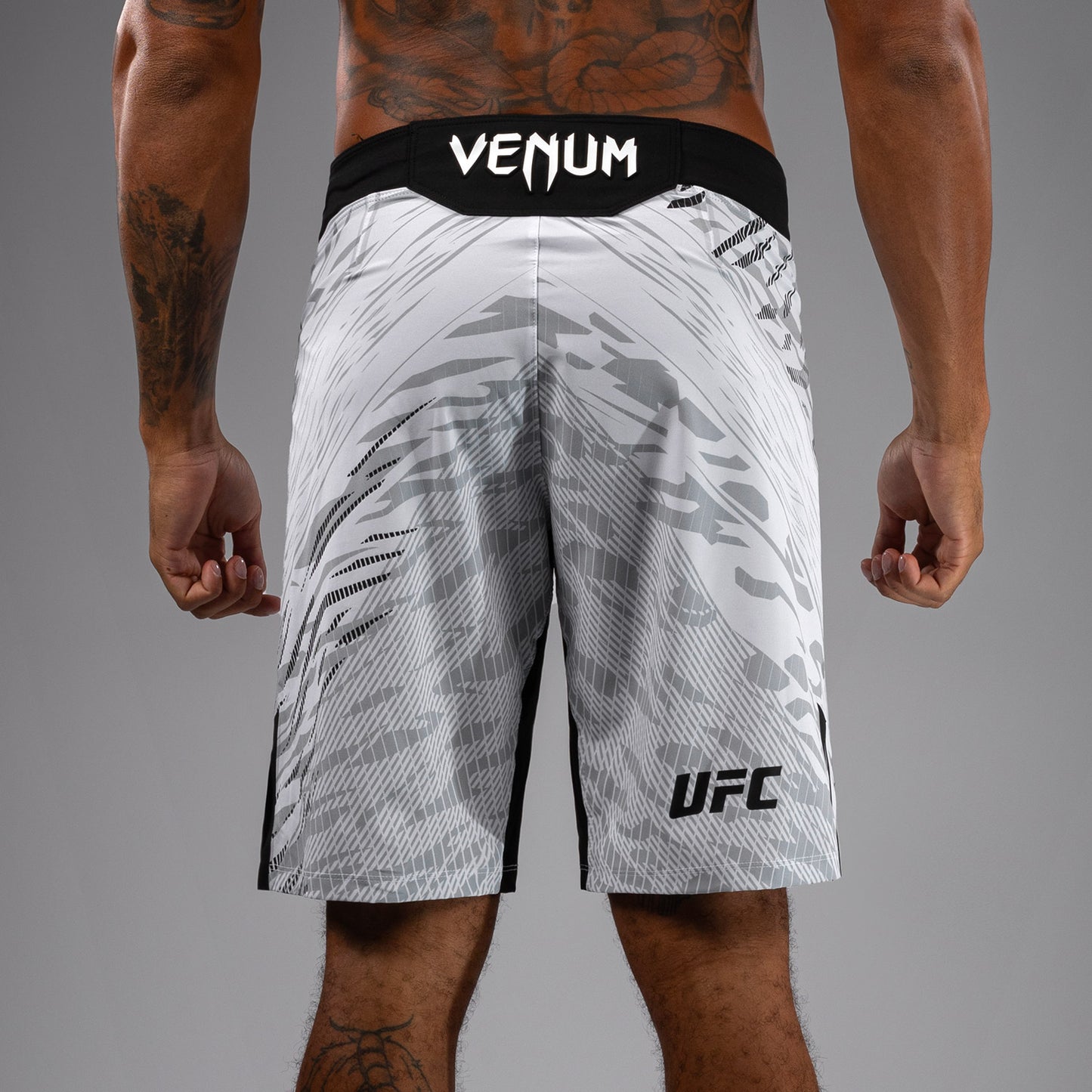 UFC Fusion by Venum Authentic Fight Night レスリングショーツ(男性用、フィットラルゴ) - ホワイト