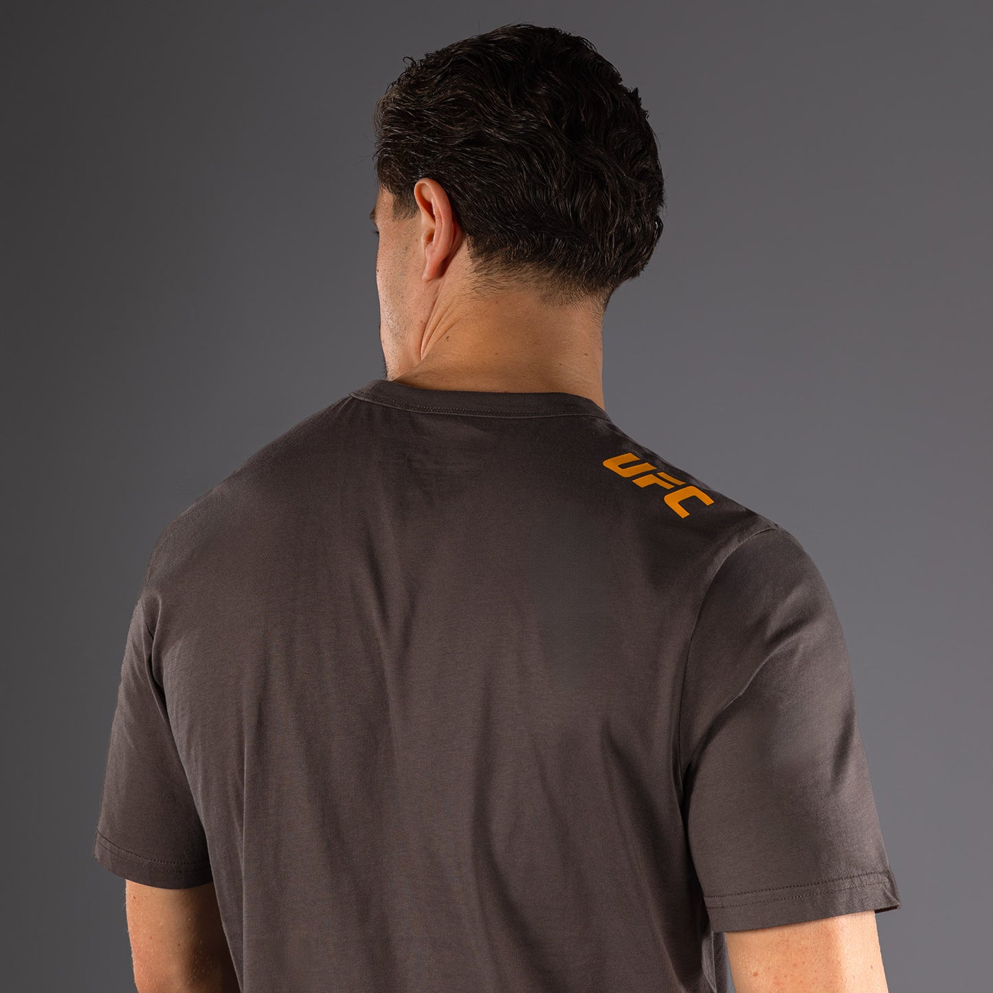 UFC Fusion by Venum Fight Week ショートスリーブTシャツ(男性用) - アーセンブラウン