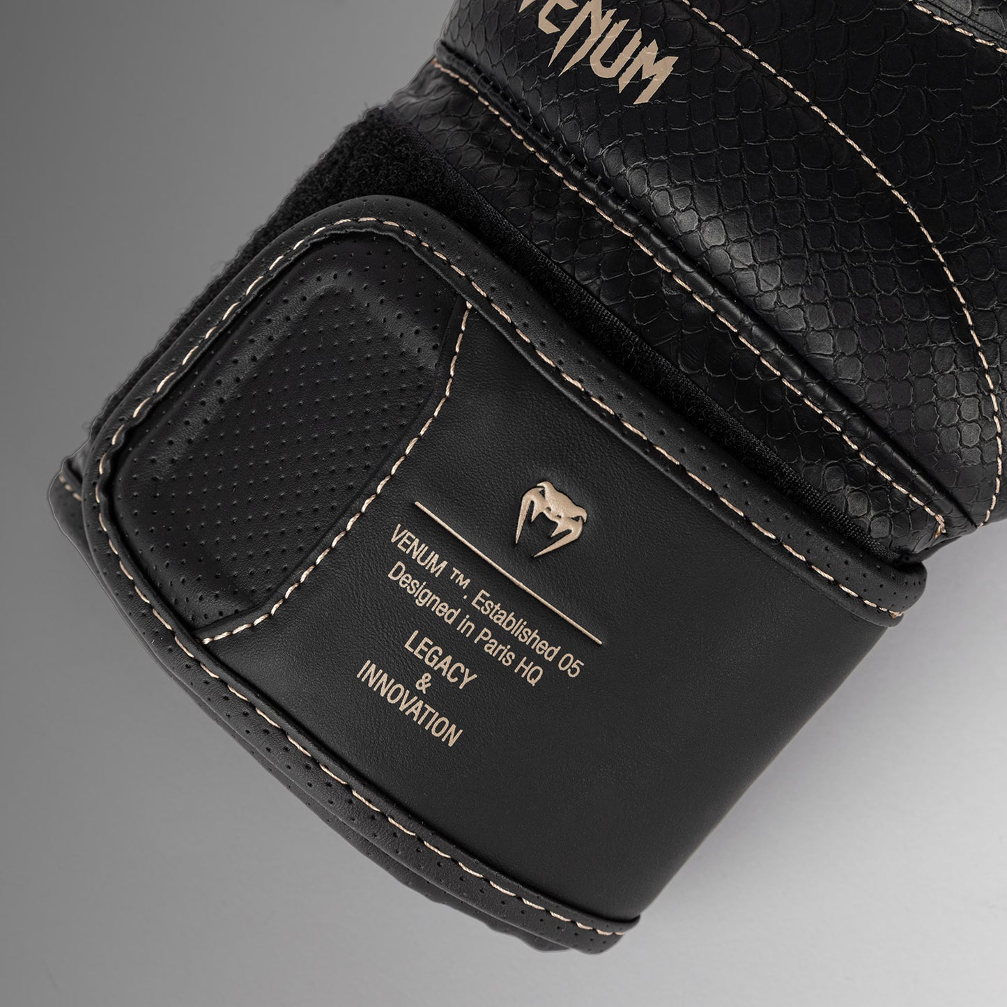 Venum Impact Evo Scales ボクシンググローブ – ブラック