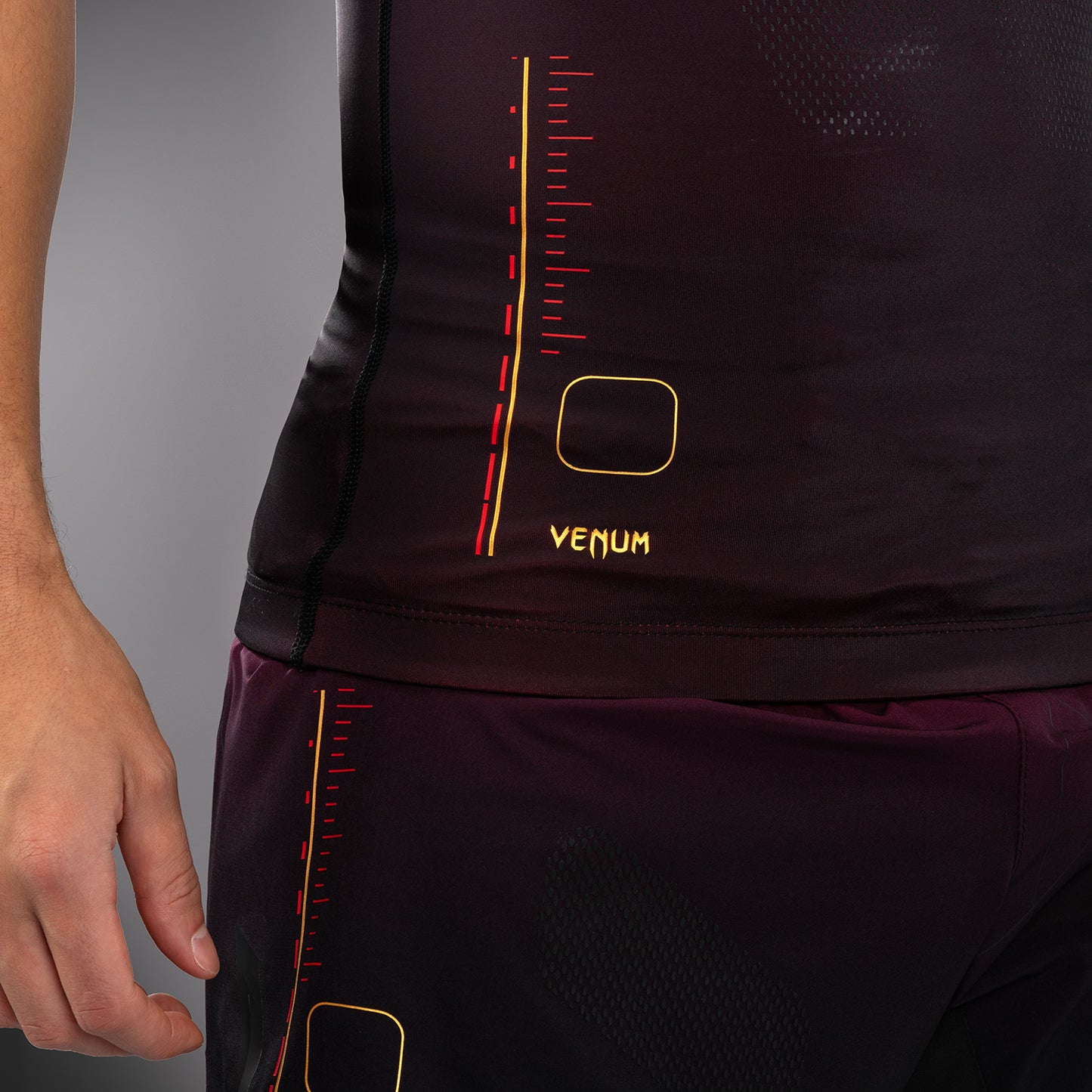 Venum Tactical XT メンズ・ノースリーブ・ラッシュガード - ブラック/バーガンディ/ゴールド