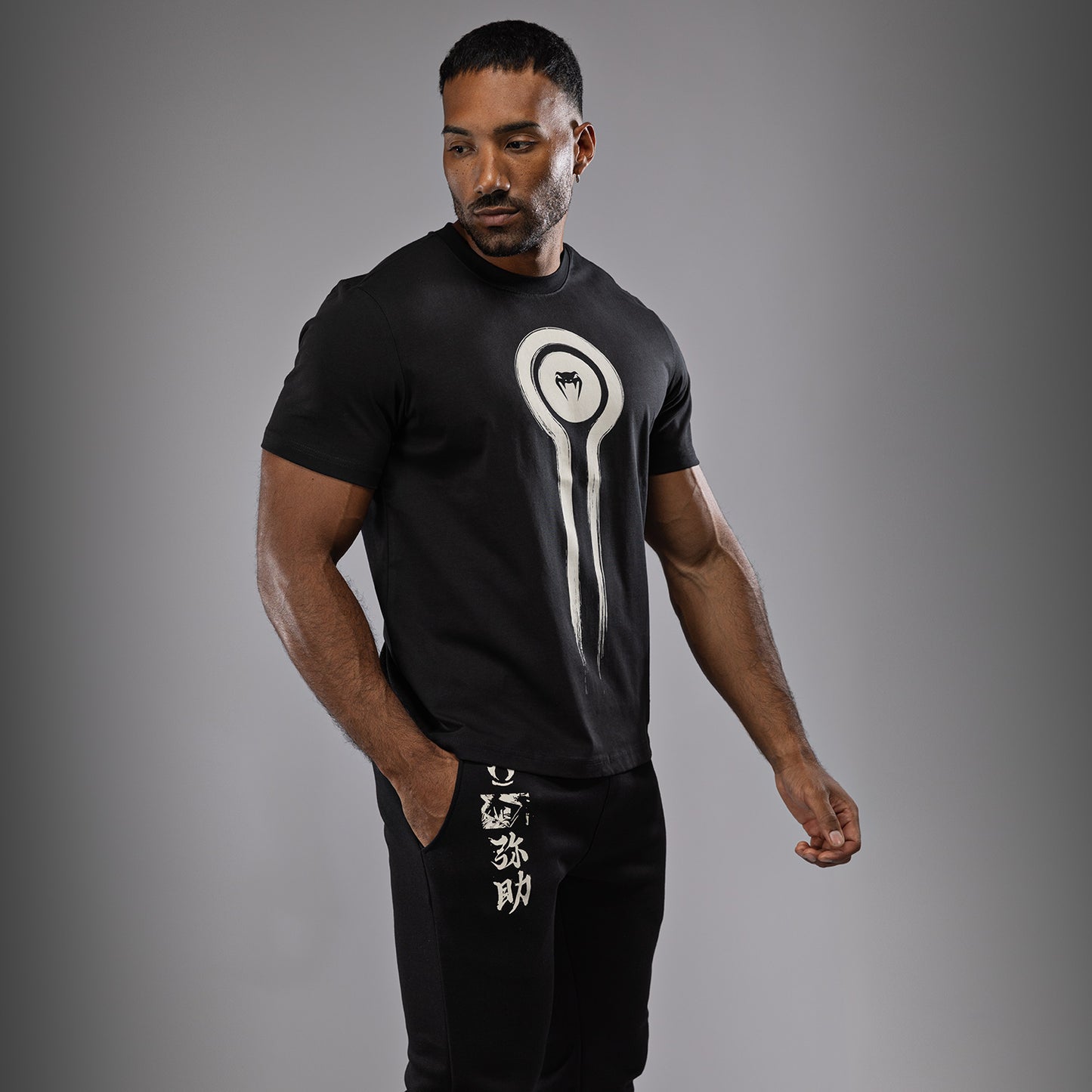 Venum x Assassin’s Creed Shadows Tシャツ - ブラック