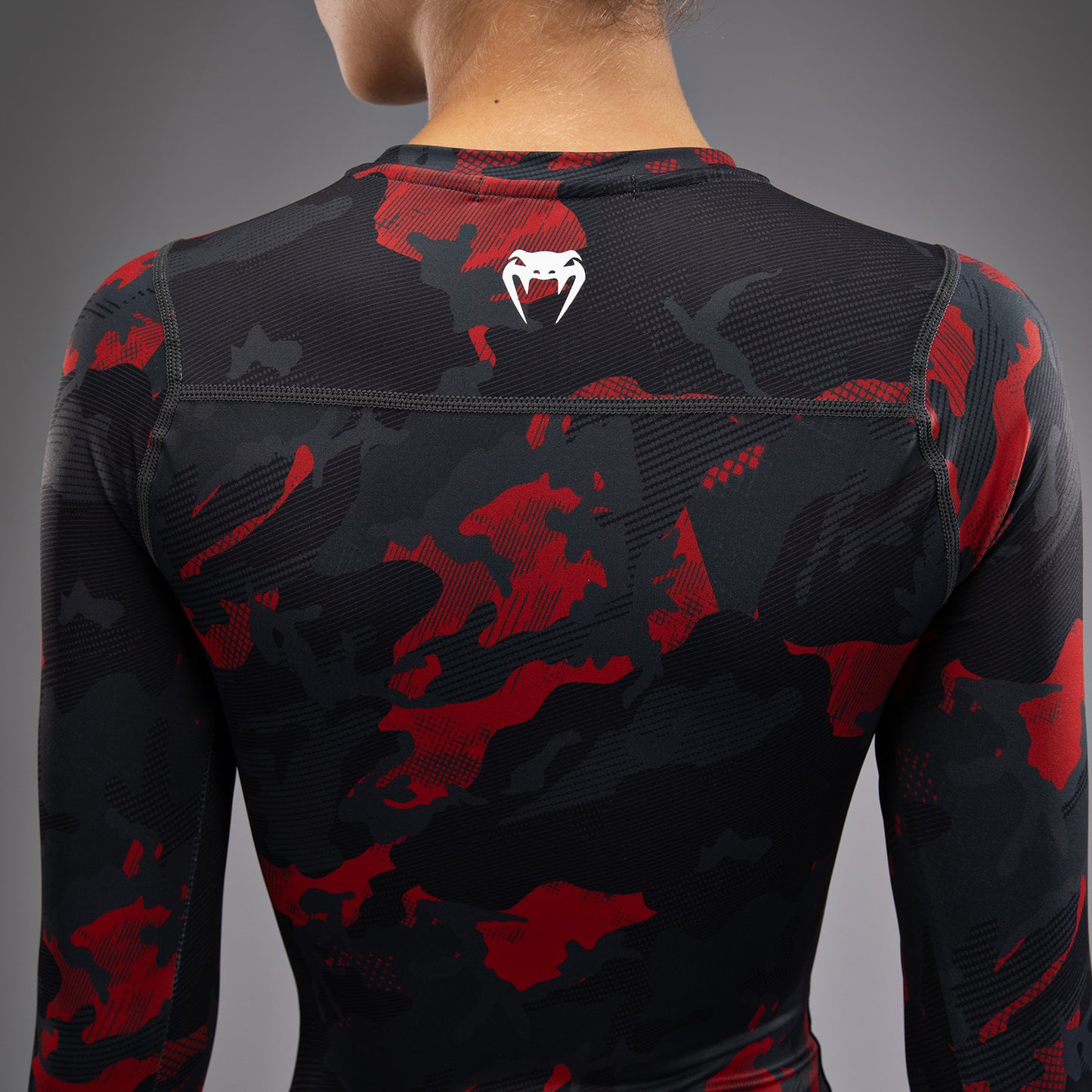 Venum x Sophia Rose Urban Red Camo レディース ロングスリーブ ラッシュガード