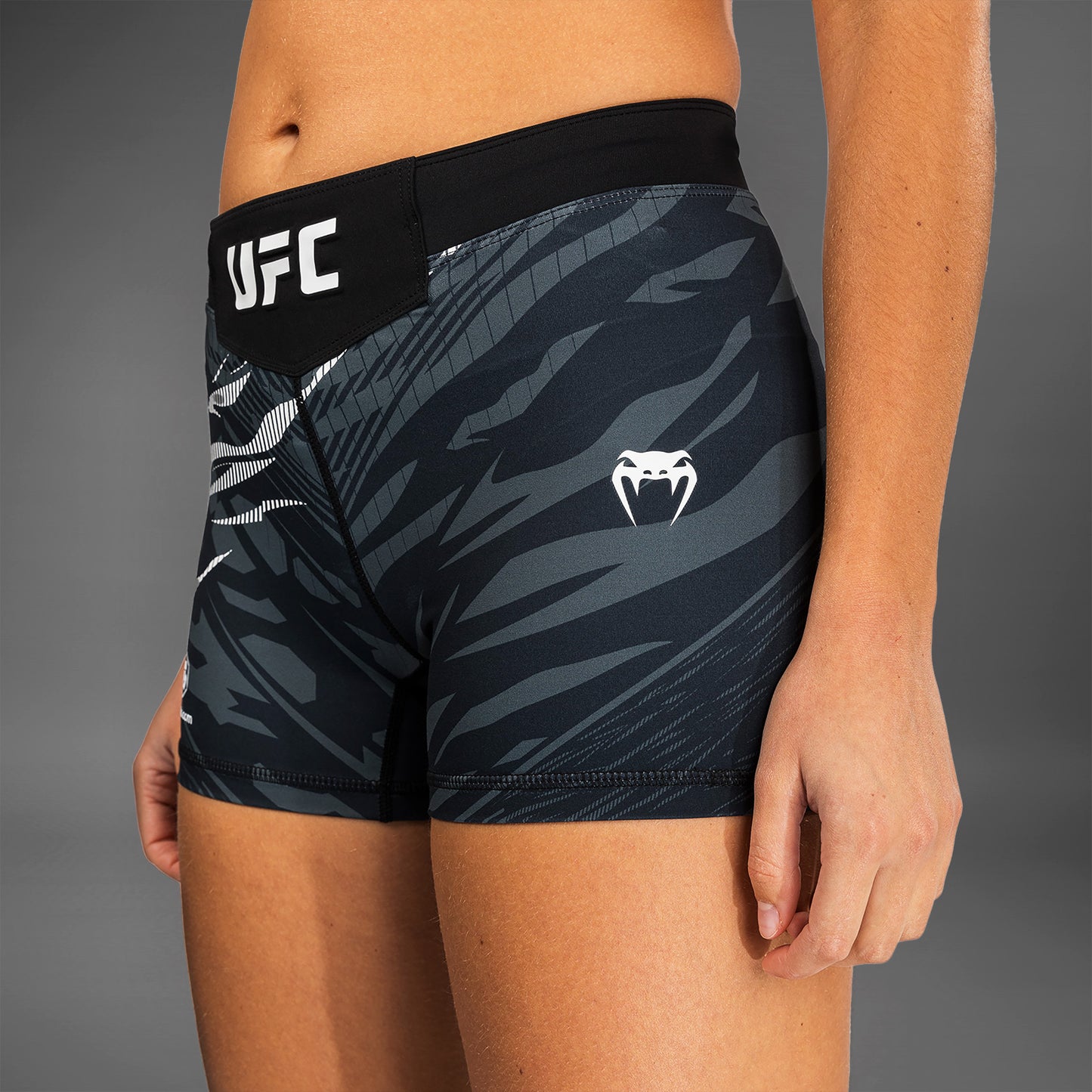 UFC Fusion by Venum Authentic Fight Night ヴァレトゥードショーツ(女性用、フィットコルト) - ブラック