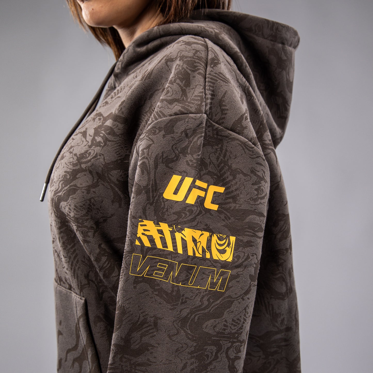 UFC Fusion by Venum Fight Week フード付きスウェットシャツ(女性用) - アーセンブラウン