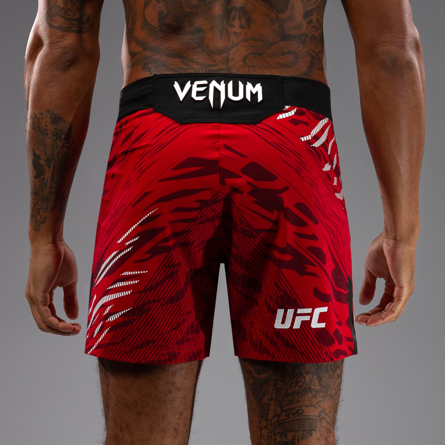 UFC Fusion by Venum Authentic Fight Night レスリングショーツ(男性用、フィットコルト) - レッド
