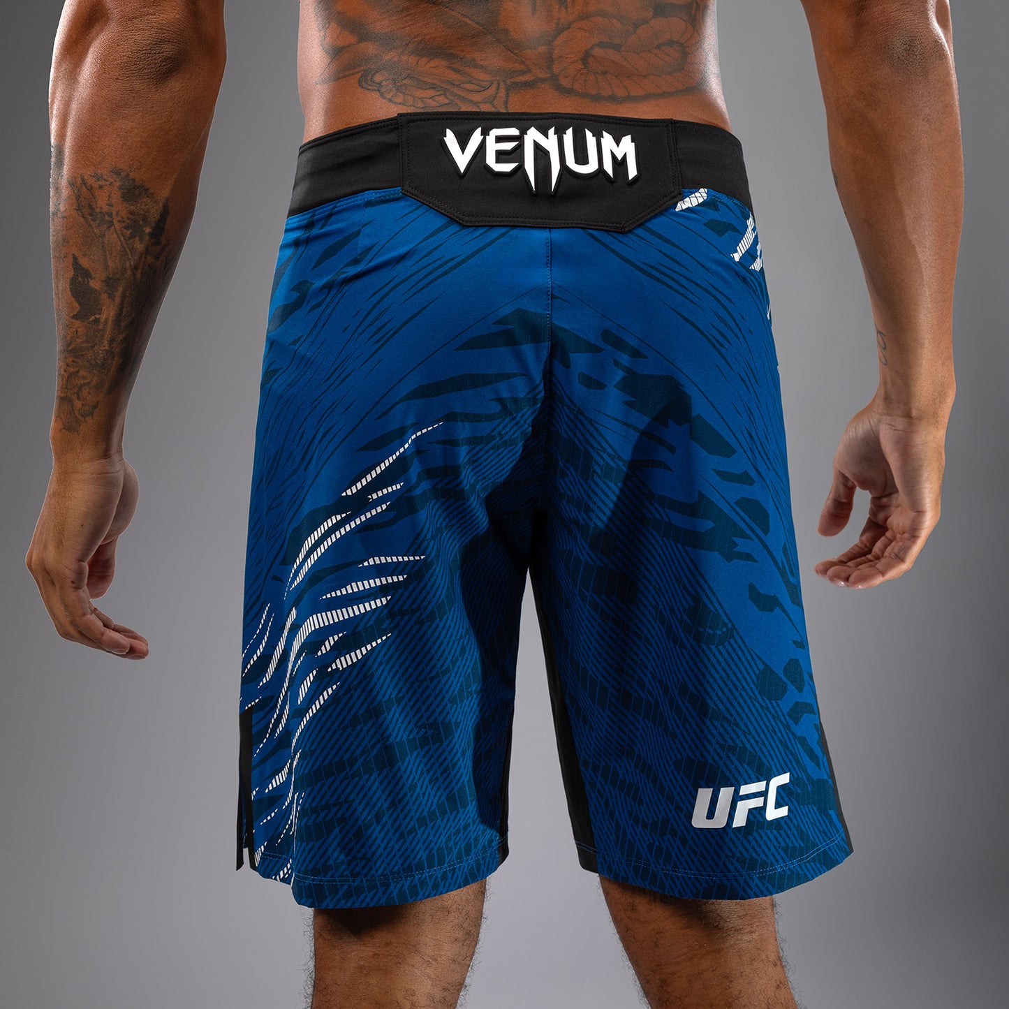 UFC Fusion by Venum Authentic Fight Night レスリングショーツ(男性用、フィットラルゴ) - ブルー