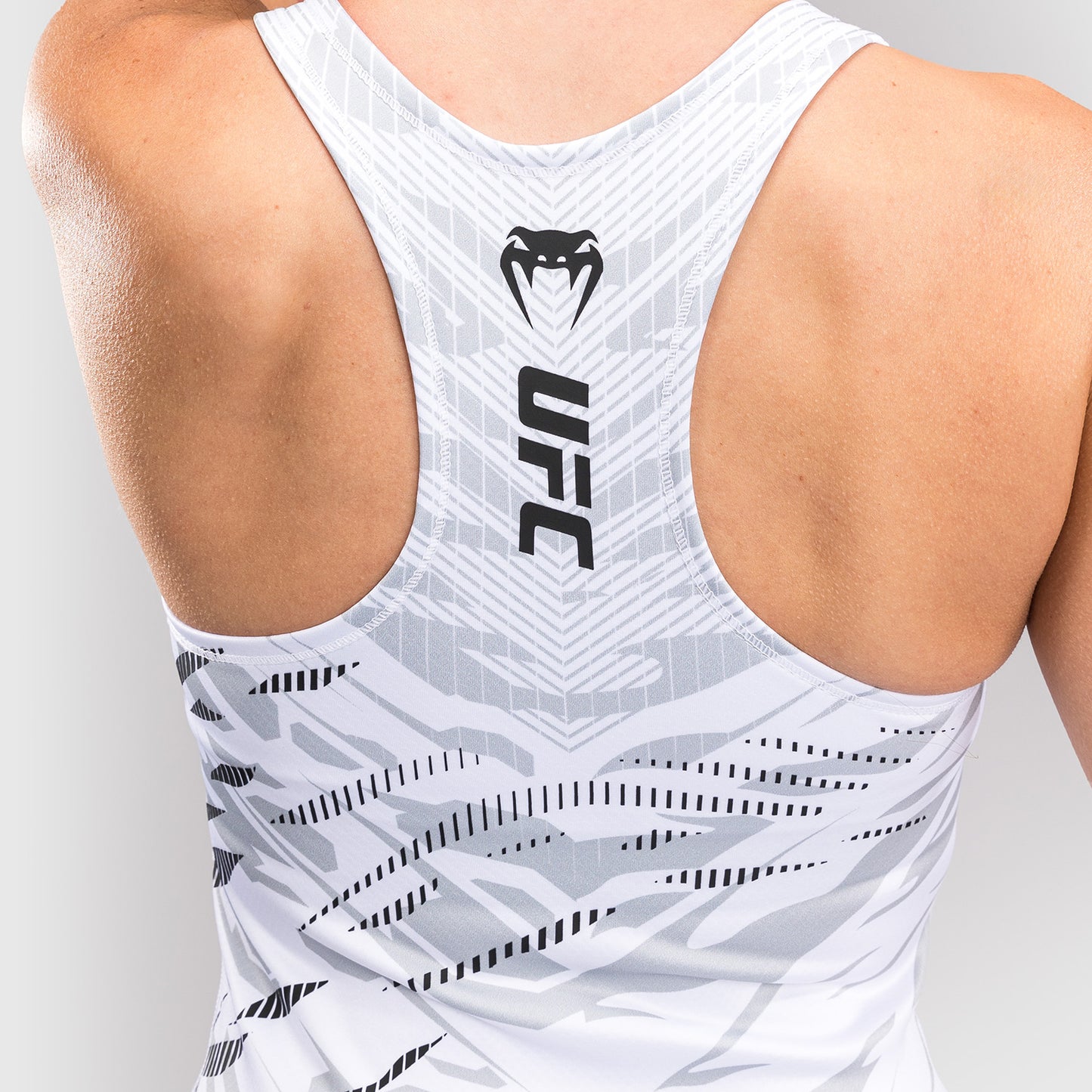 UFC Fusion by Venum Authentic Fight Night インテグレーテッドスポーツブラ(女性用) - ホワイト
