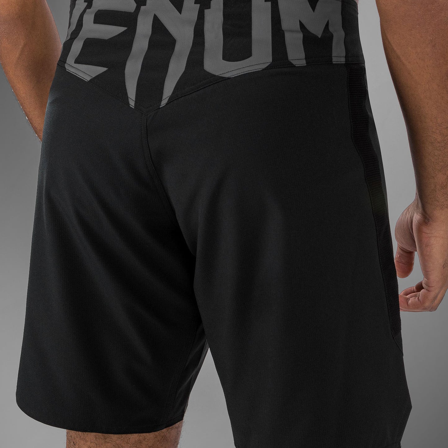 Venum Light 5.0 ファイトショーツ - ブラック/ホワイト