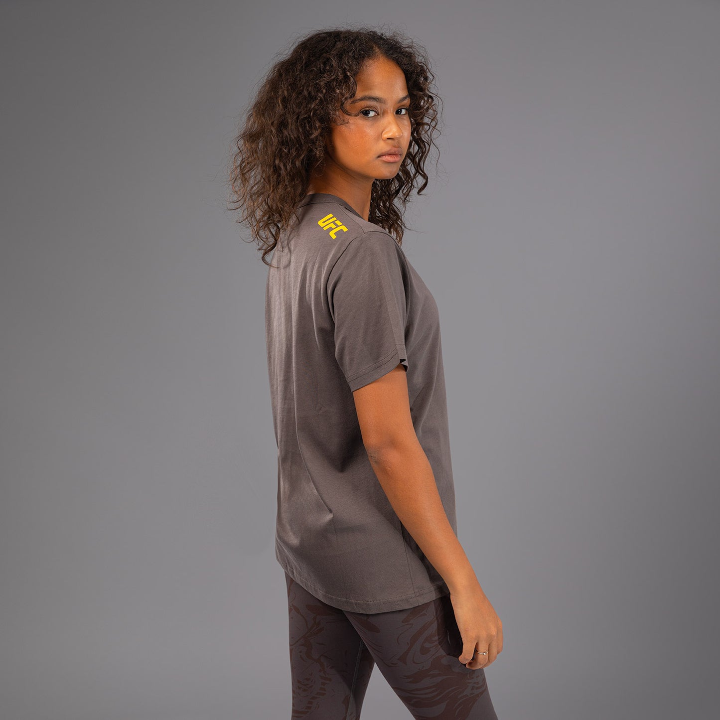 UFC Fusion by Venum Fight Week コットンショートスリーブTシャツ(女性用) - アーセンブラウン