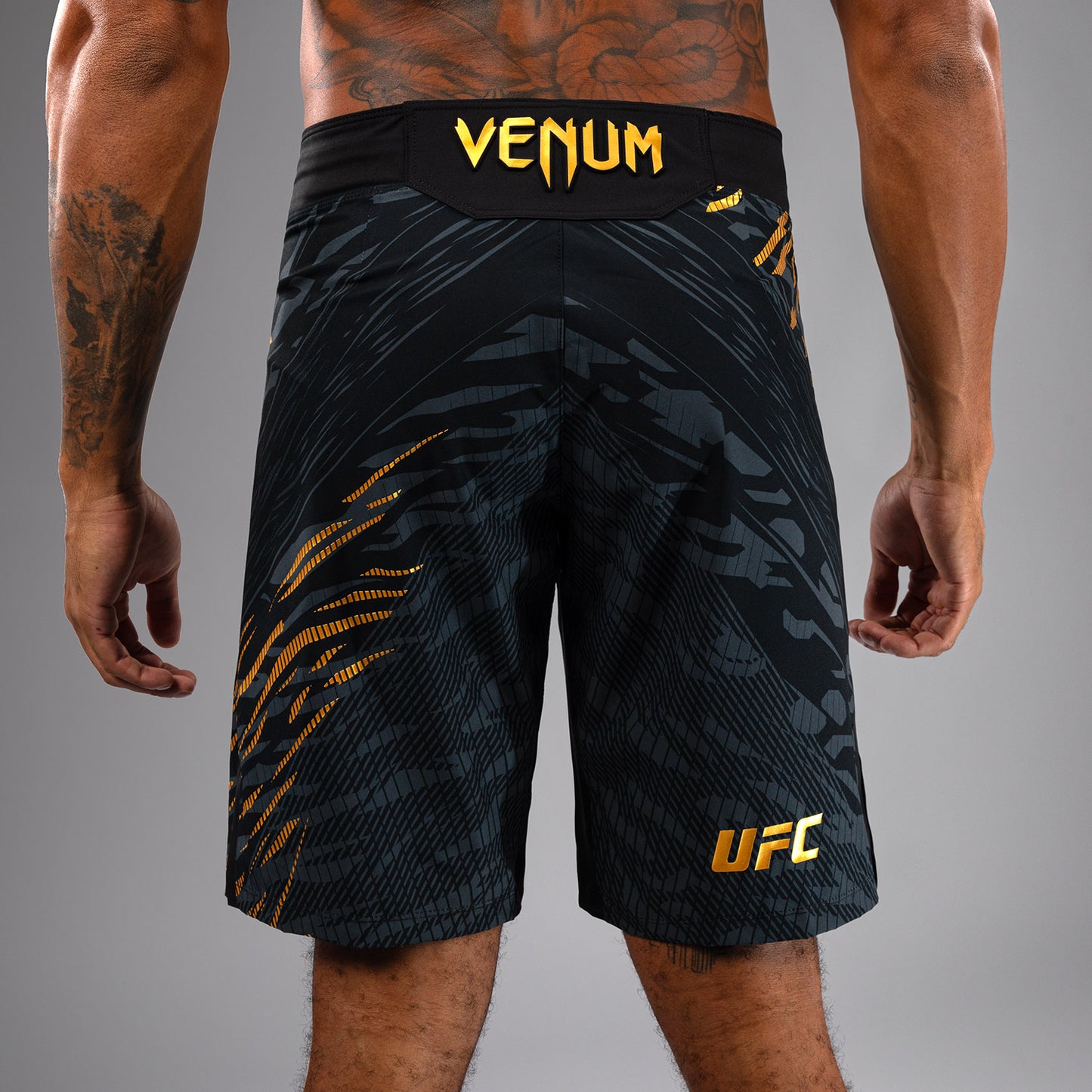 UFC Fusion by Venum Authentic Fight Night レスリングショーツ(男性用、フィットラルゴ) - チャンピオン