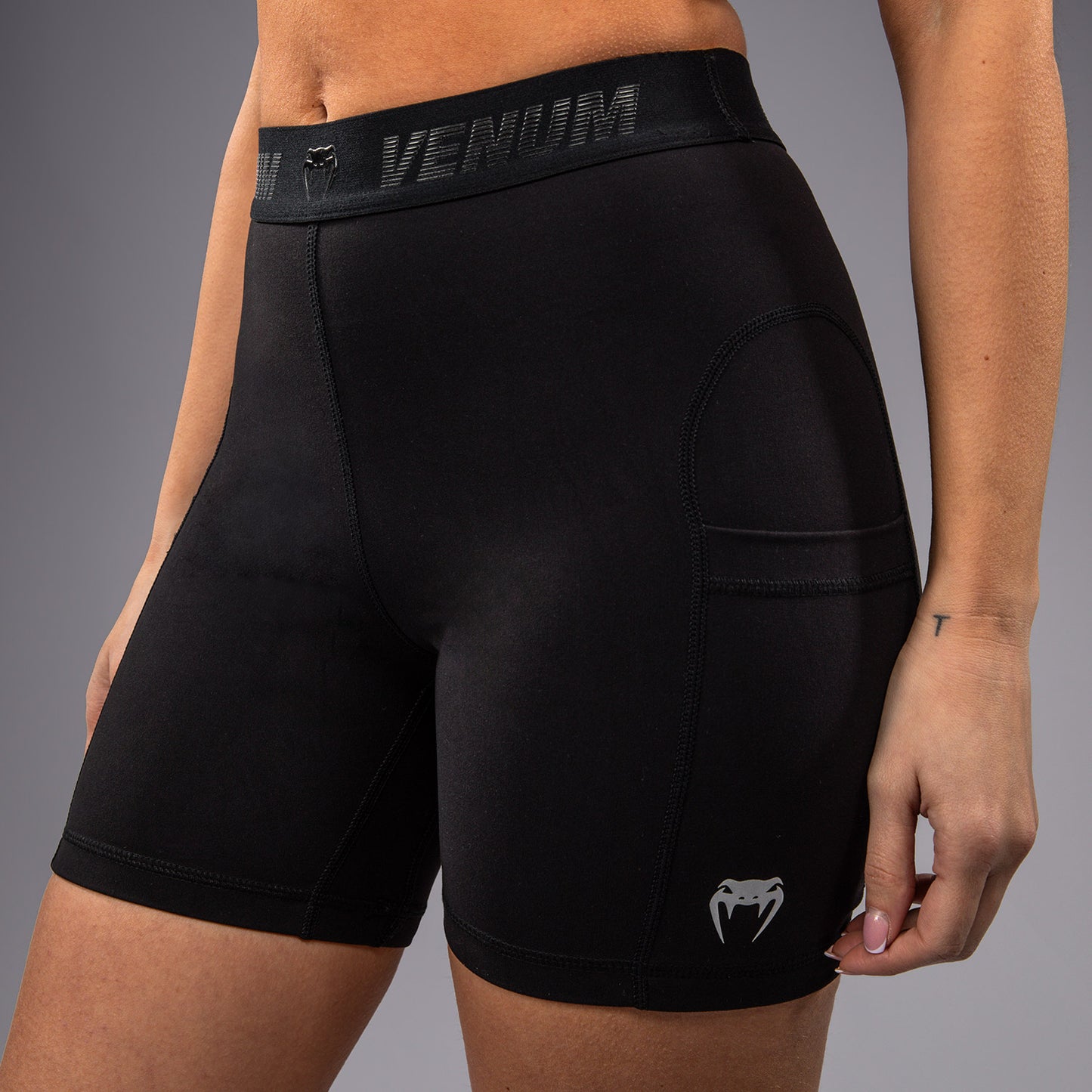 Venum Elevate 女性用ロング・ヴェイル・トゥード・ショーツ - ブラック