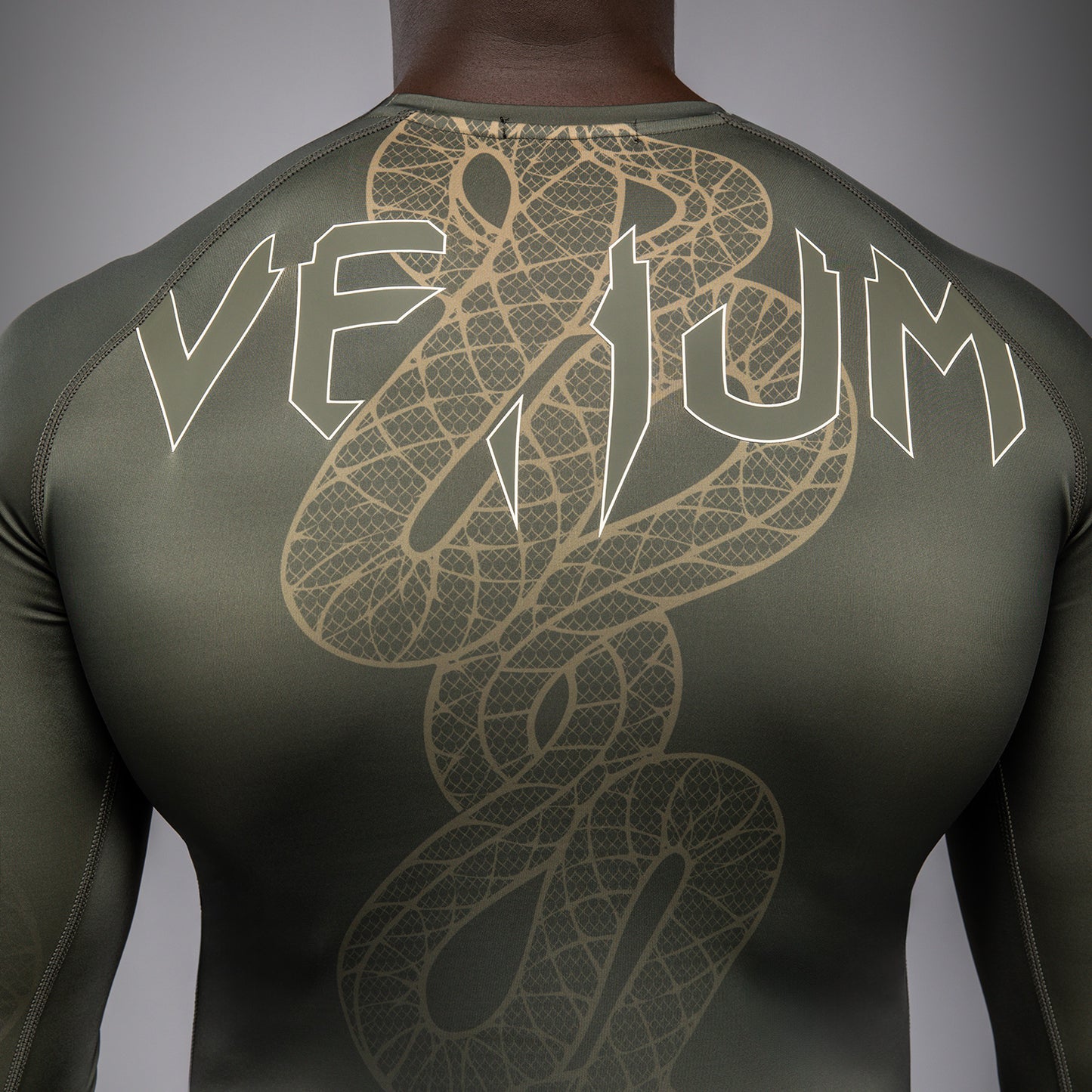 Venum Serpenti ロングスリーブラッシュガード – カーキ/ブロンズ/アイボリー