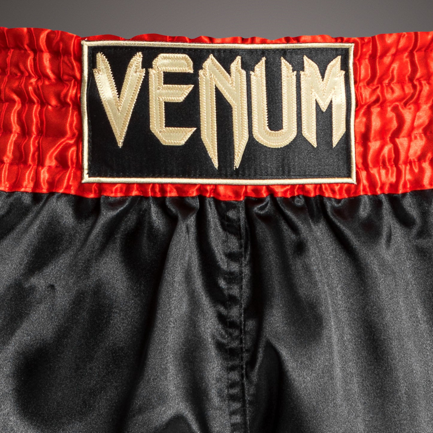 Venum Classic ムエタイショートパンツ レッド/ブラック/ゴールド