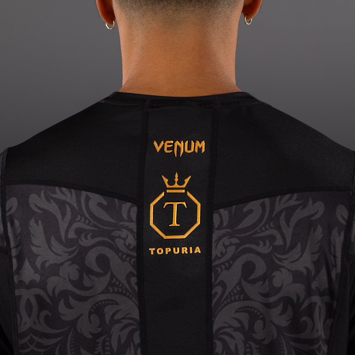 Venum x Topuria Unmatched Edition ドライテックシャツ - ブラック/ゴールド