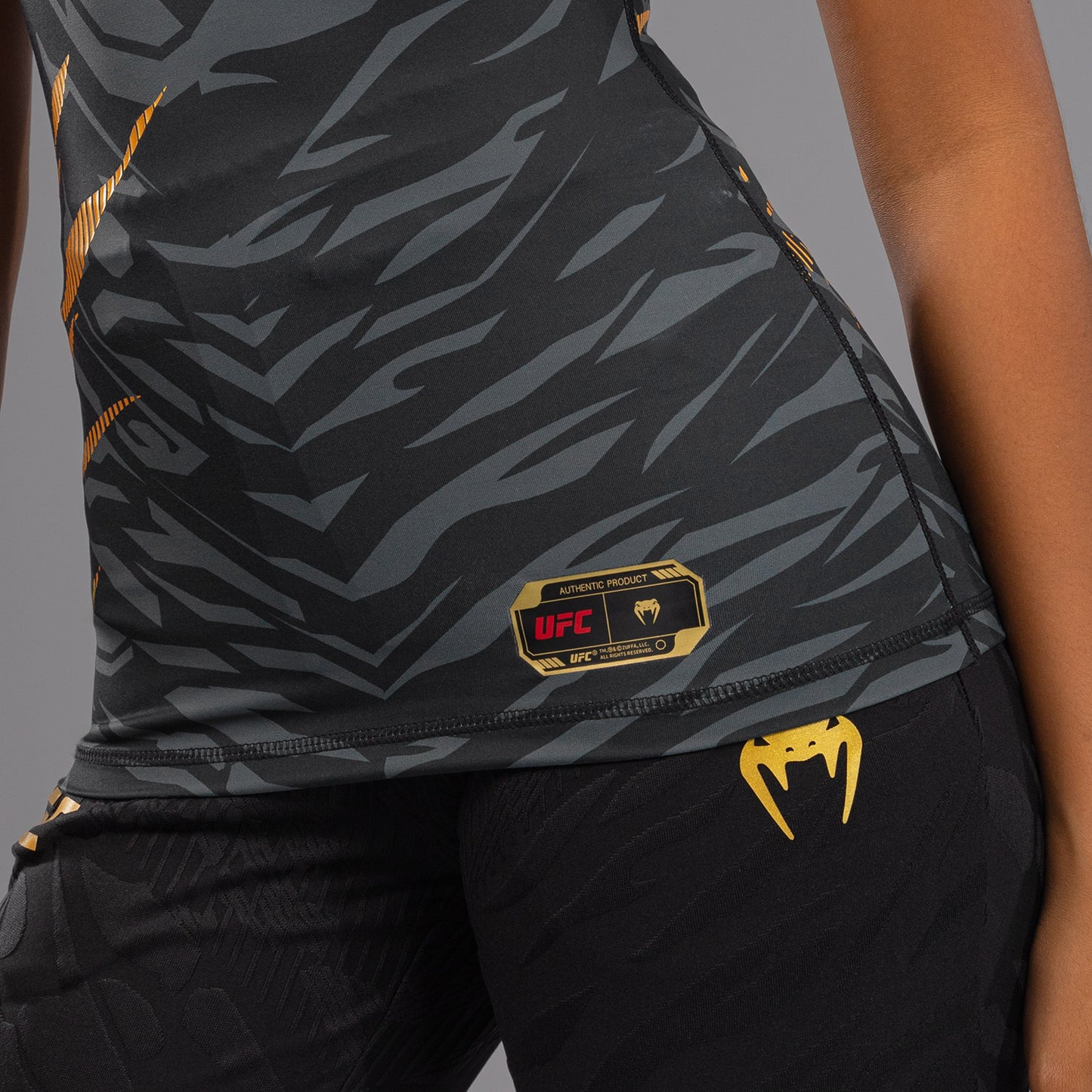 UFC Fusion by Venum Authentic Fight Night ショートスリーブラッシュガード(女性用) - チャンピオン