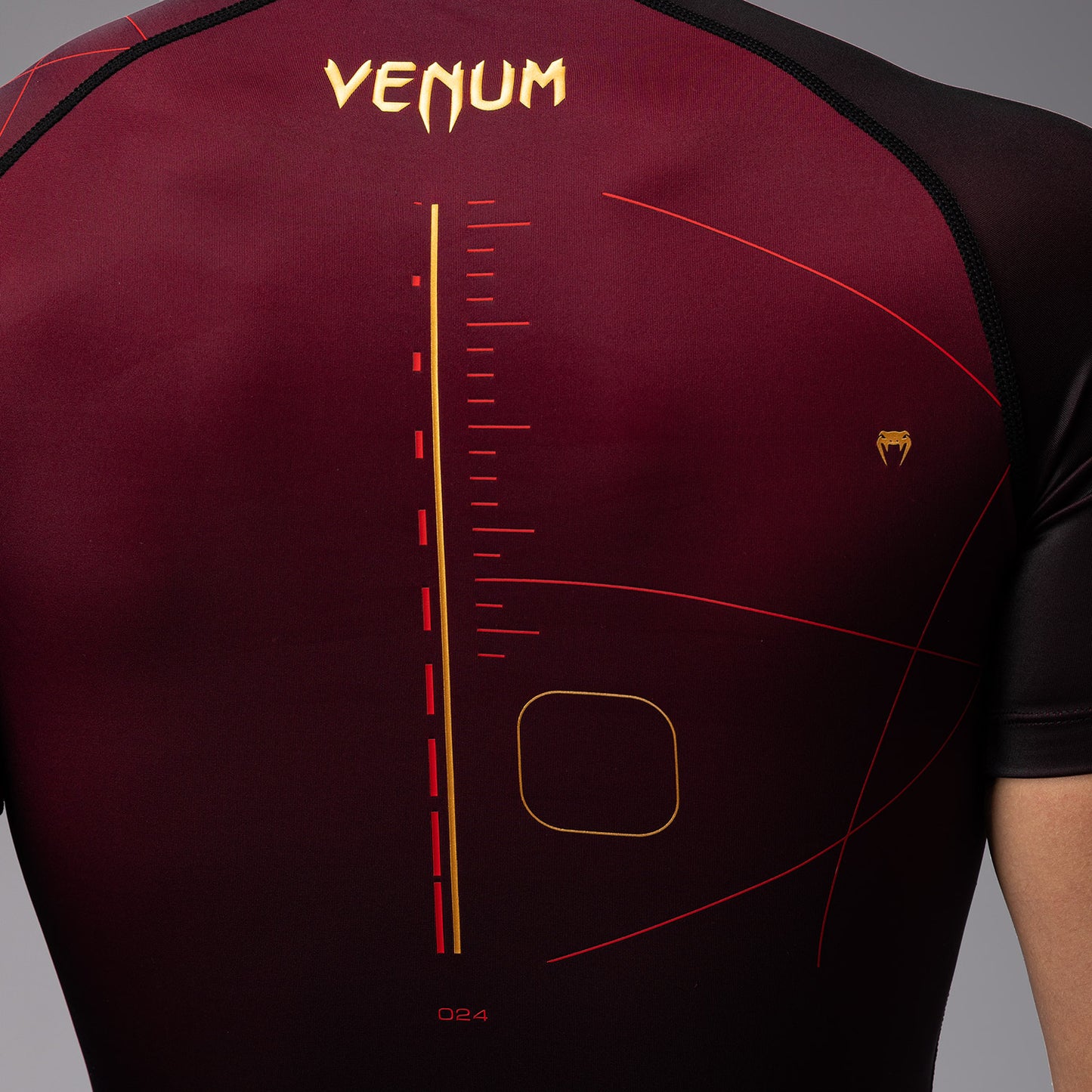Venum Tactical XT メンズ・ショートスリーブ・ラッシュガード - ブラック/バーガンディ/ゴールド