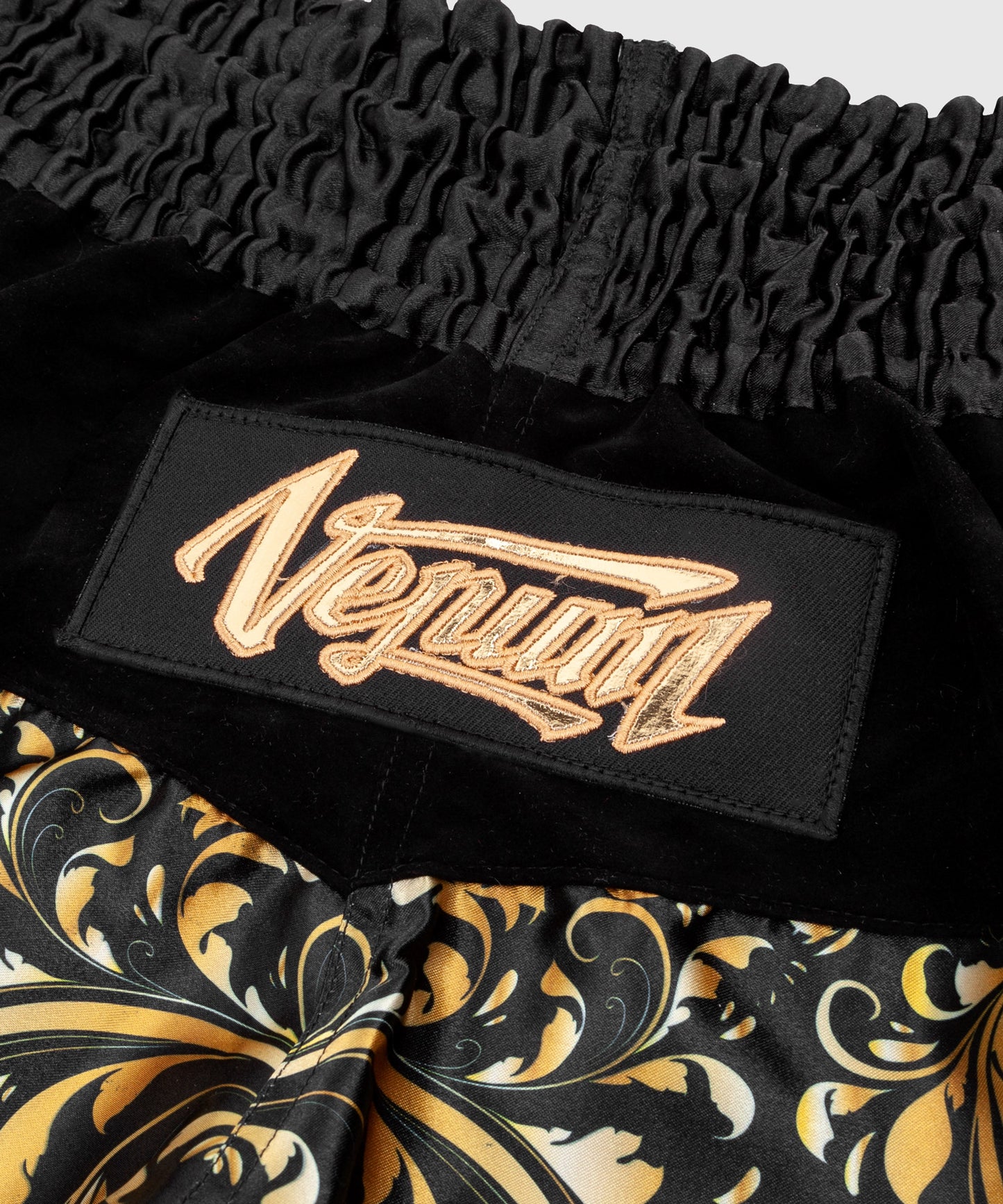 Venum Absolute ムエタイショートパンツ - ブラック/ゴールド - 限定製品
