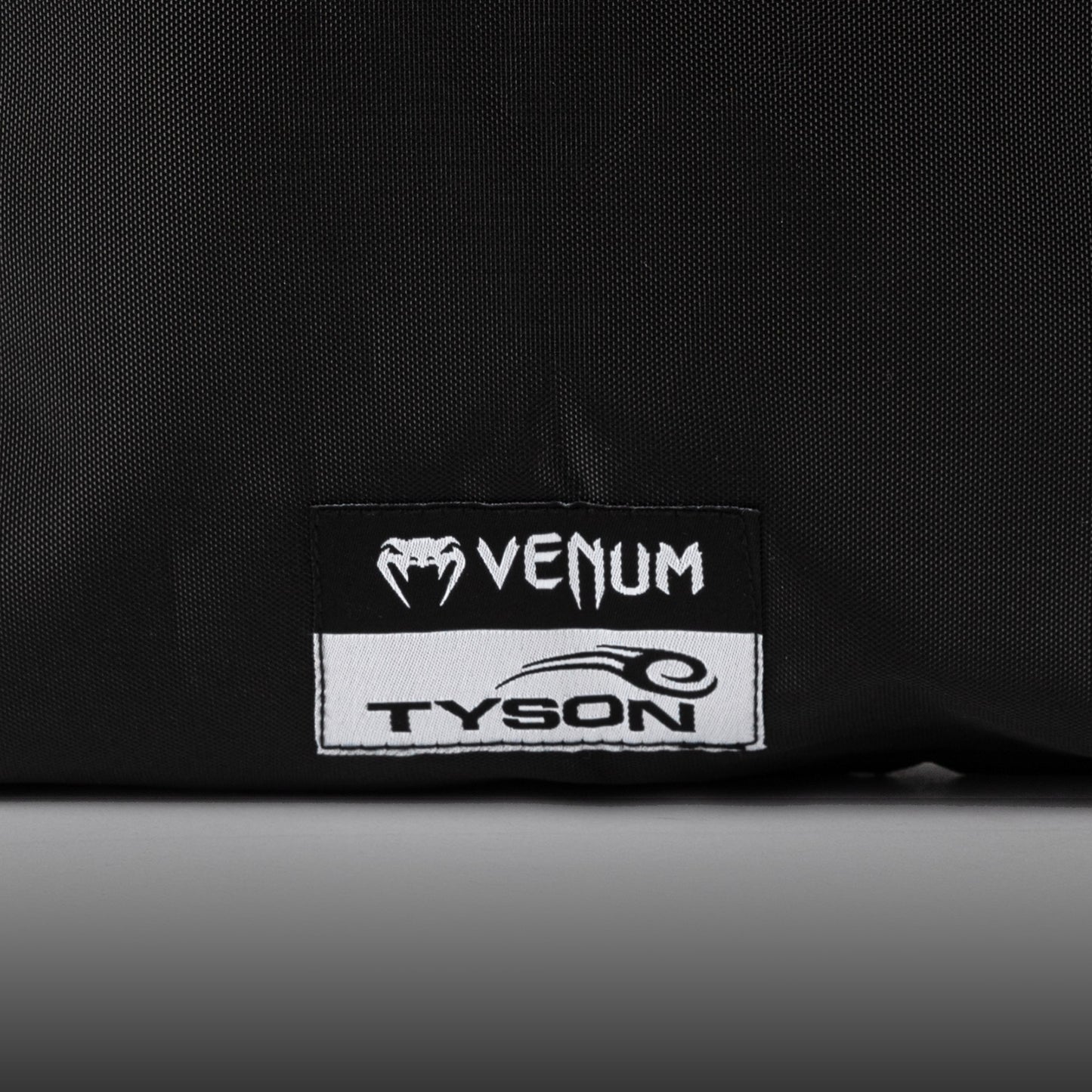 Venum Mike Tyson Replica ボクシンググローブ - ディープブラック/オプティカルホワイト