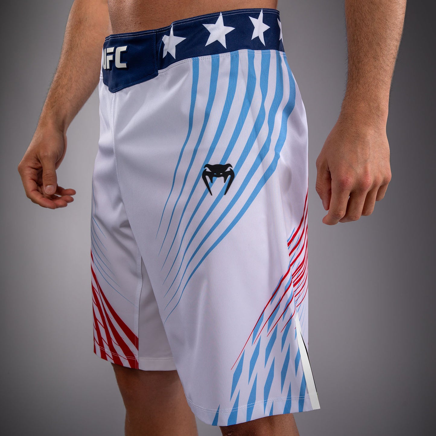 UFC Freedom 250 by Venum メンズ Custom Authentic Fight Night ファイトショーツ ロングフィット - ホワイト