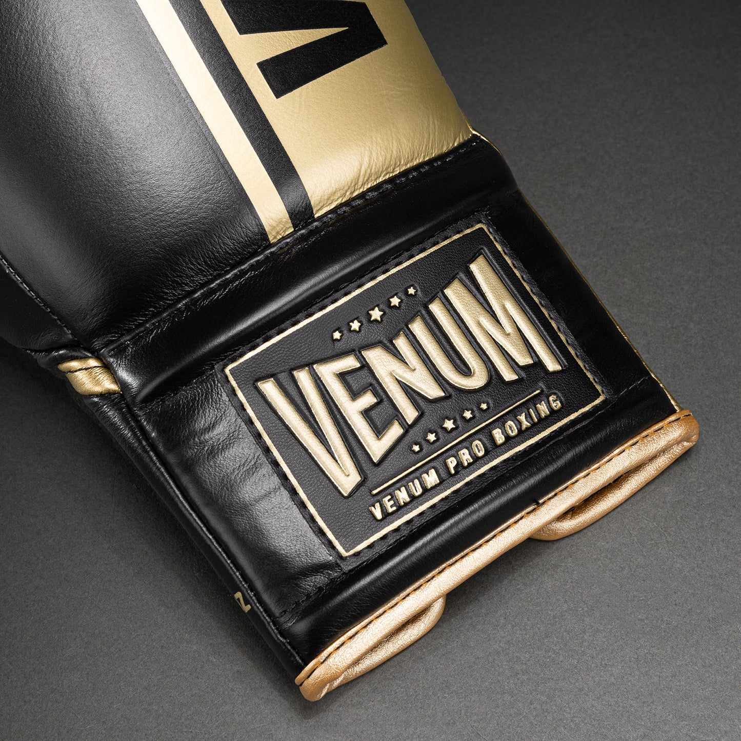 プロ用ボクシンググローブ Venum Shield レース付き - ブラック/ゴールド