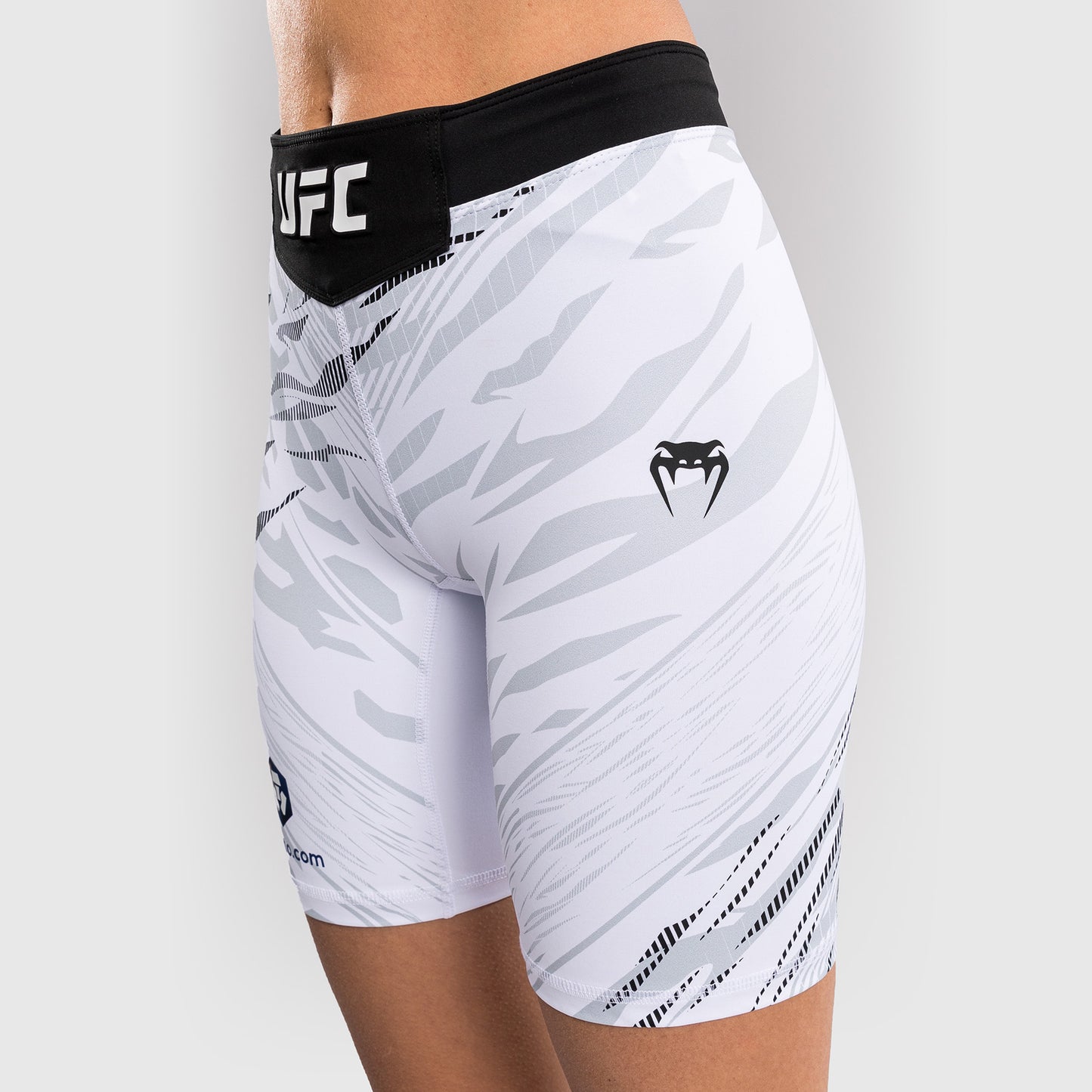 UFC Fusion by Venum Authentic Fight Night ヴァレトゥードショーツ（女性用、フィットラルゴ） - ホワイト