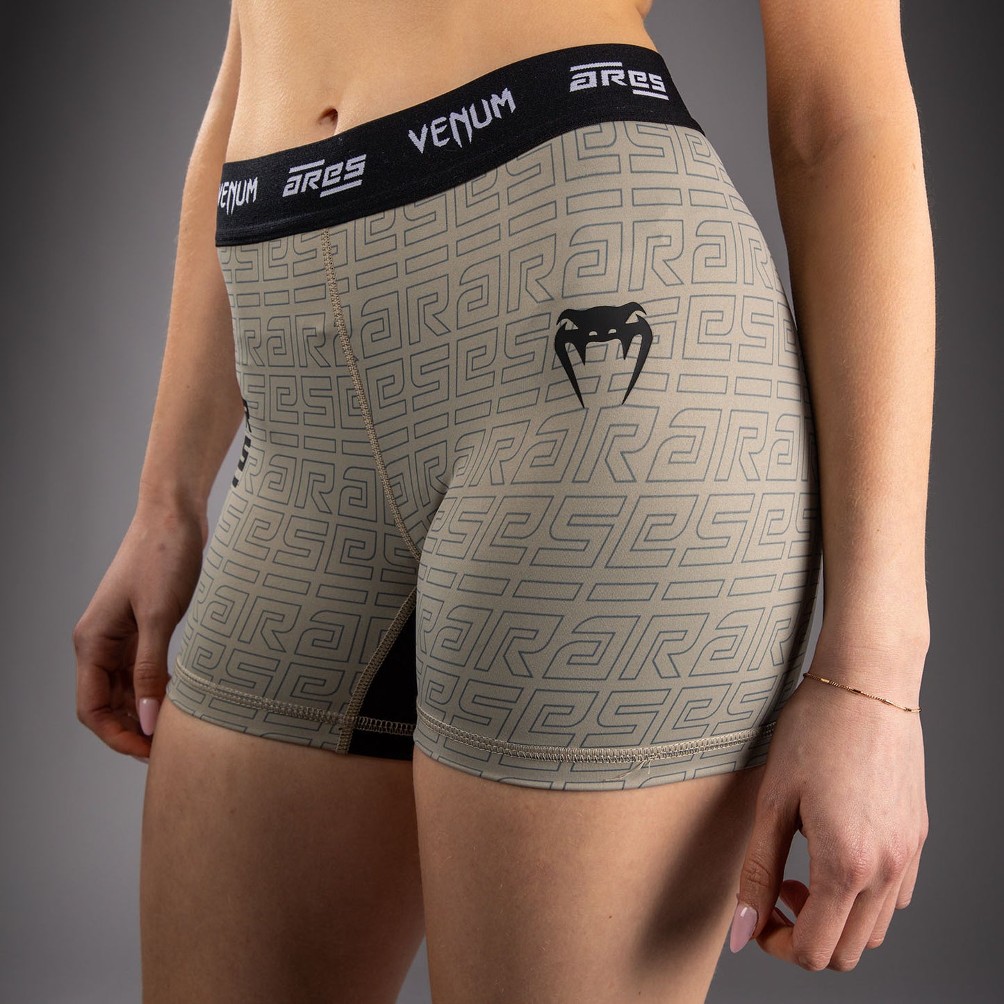 Venum x Ares 2.0 レディース トレーニングショーツ – サンド