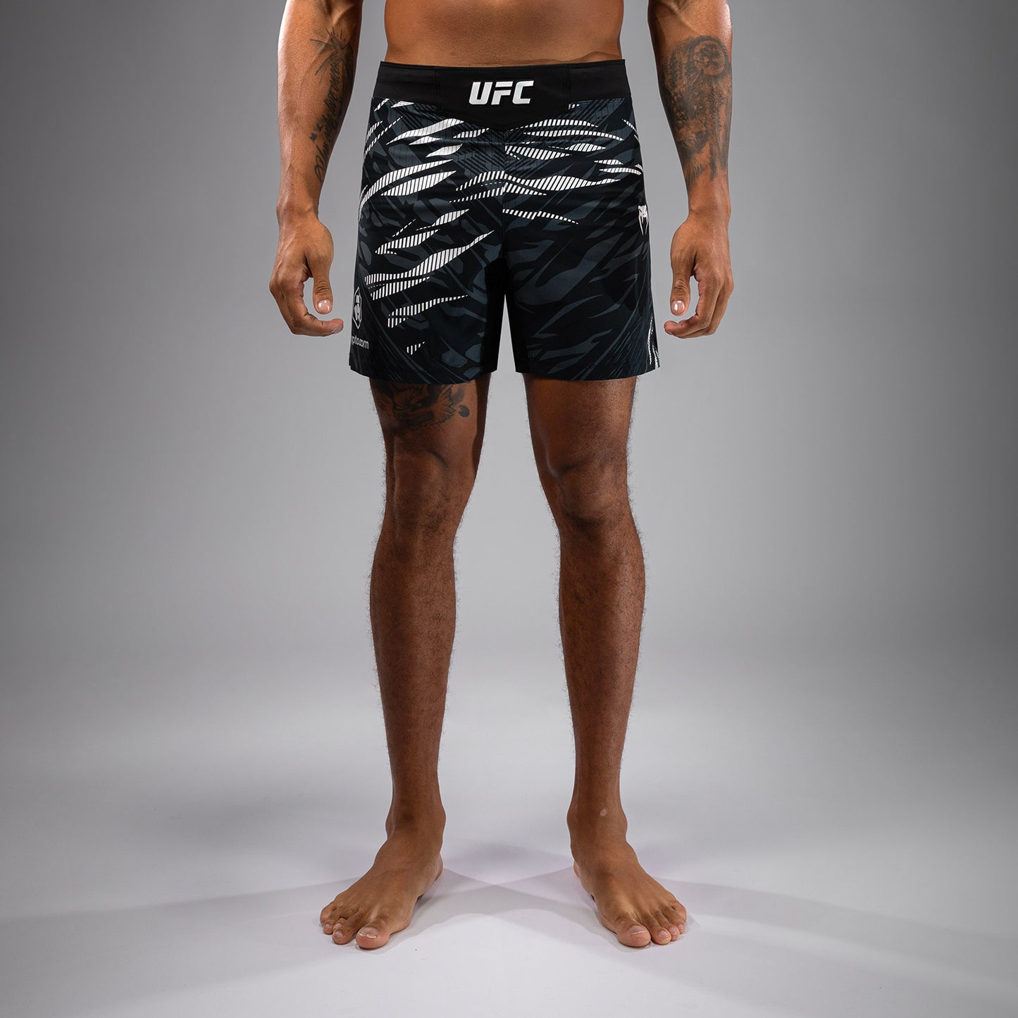 UFC Fusion by Venum Authentic Fight Night レスリングショーツ（男性用、フィットコルト） - ブラック