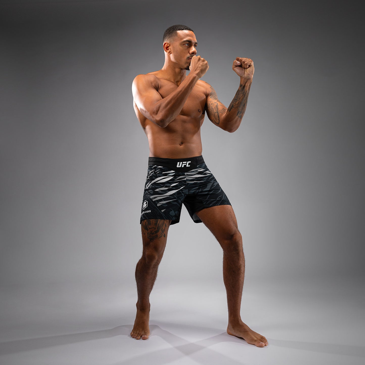UFC Fusion by Venum Authentic Fight Night レスリングショーツ（男性用、フィットコルト） - ブラック