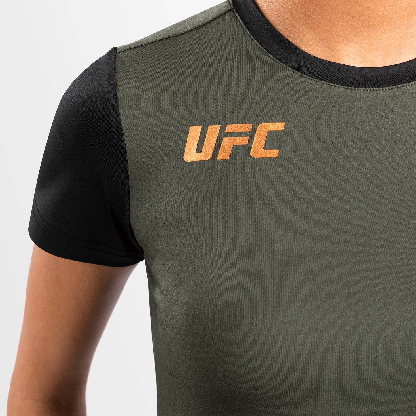 UFC Adrenaline by Venum Fight Week ウィメンズ・ドライテックTシャツ - カーキ／ブロンズ