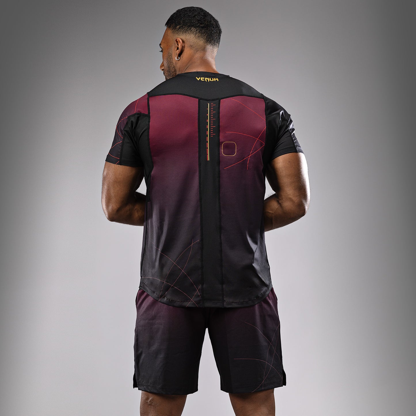 Venum Tactical XT メンズ・ドライ・テックTシャツ - ブラック／バーガンディ／ゴールド