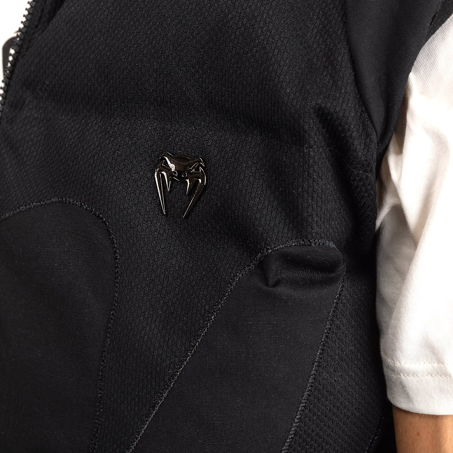 Venum Attack Urban Gi ダウンベスト – ブラック