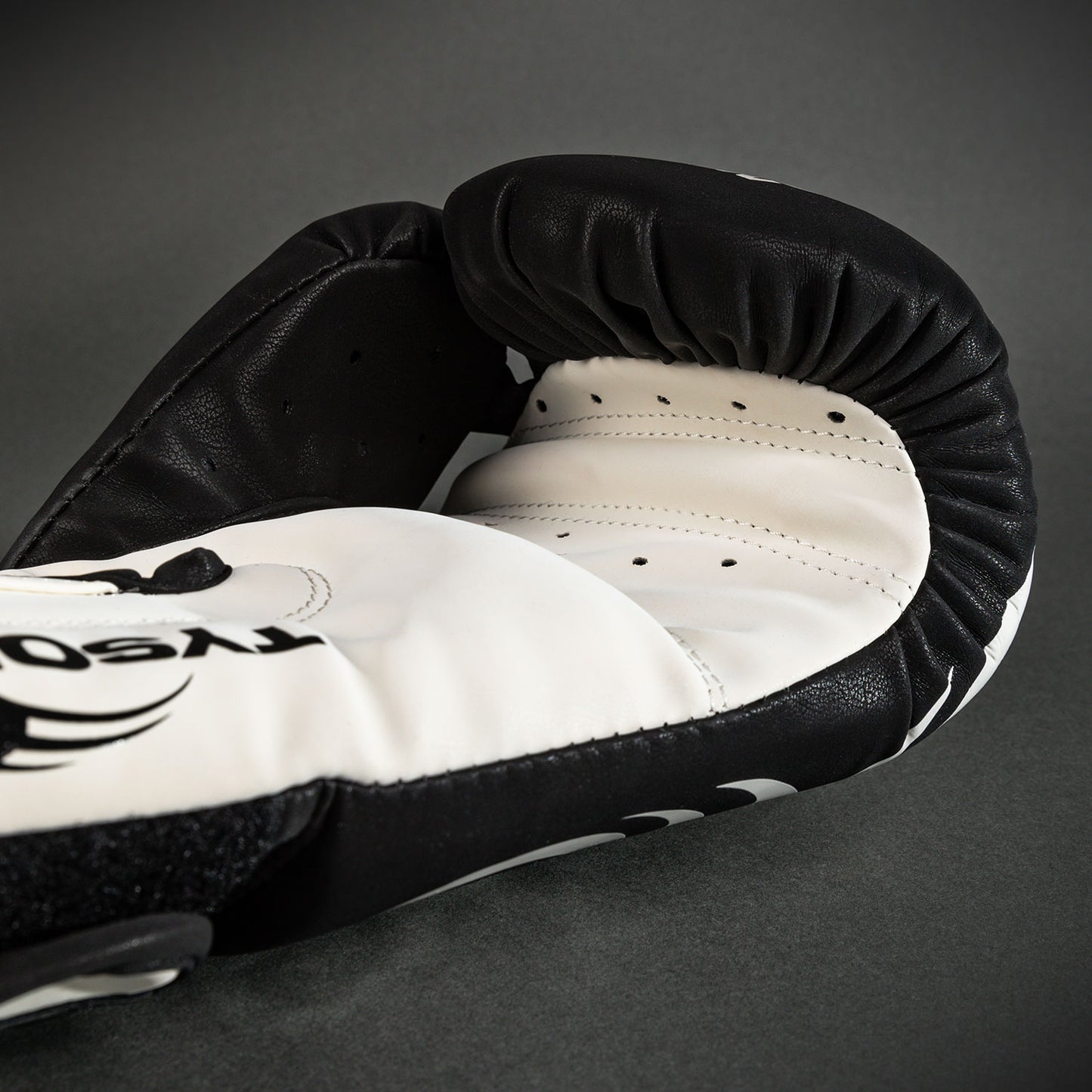 Venum Mike Tyson Replica ボクシンググローブ - ディープブラック/オプティカルホワイト