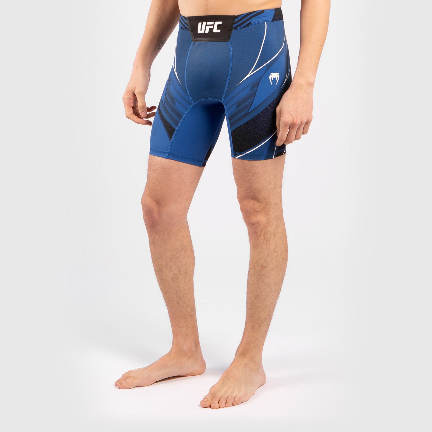 UFC VENUM本格的なファイトナイトメンズ バーリトゥードショート-ショートフィット - 青い