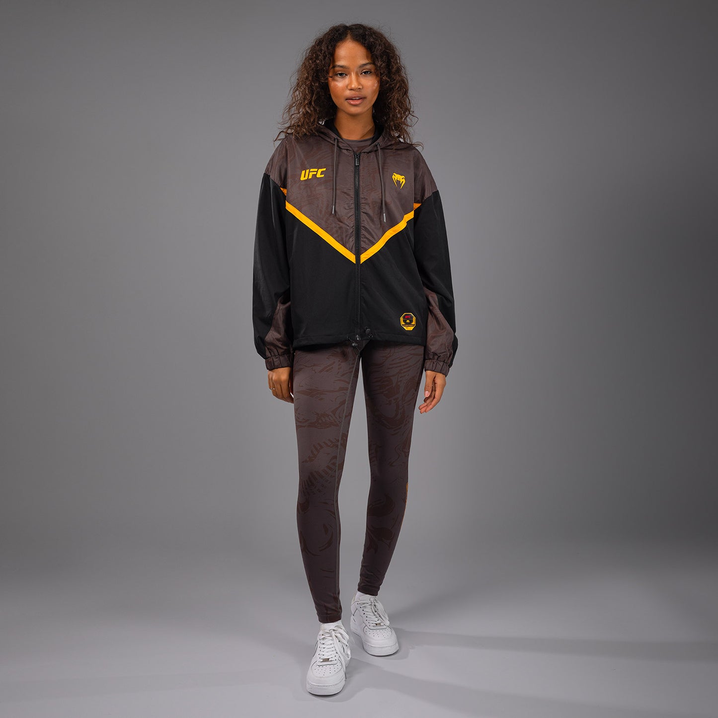 UFC Fusion by Venum Fight Week ジップ付きスウェットシャツ（女性用） - アーセンブラウン