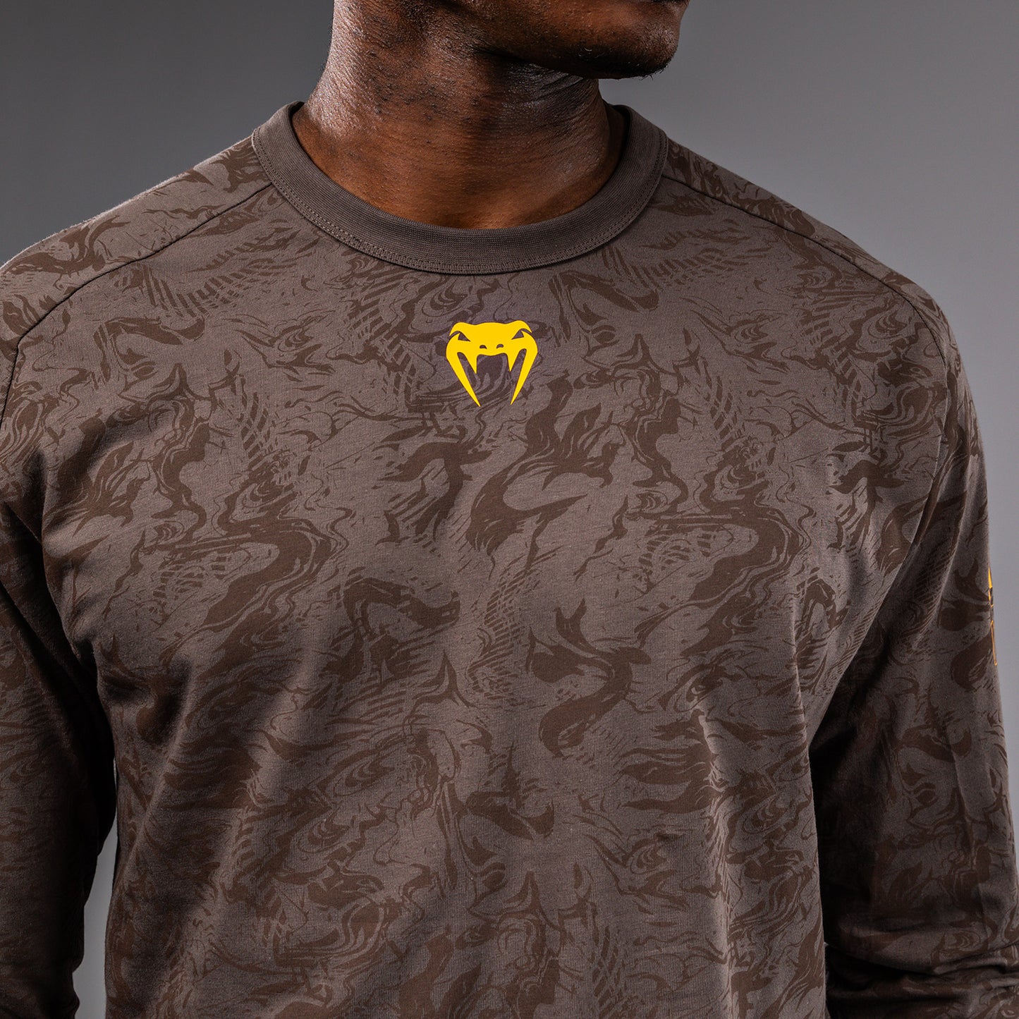 UFC Fusion by Venum Fight Week ロングスリーブTシャツ（男性用） - アーセンブラウン