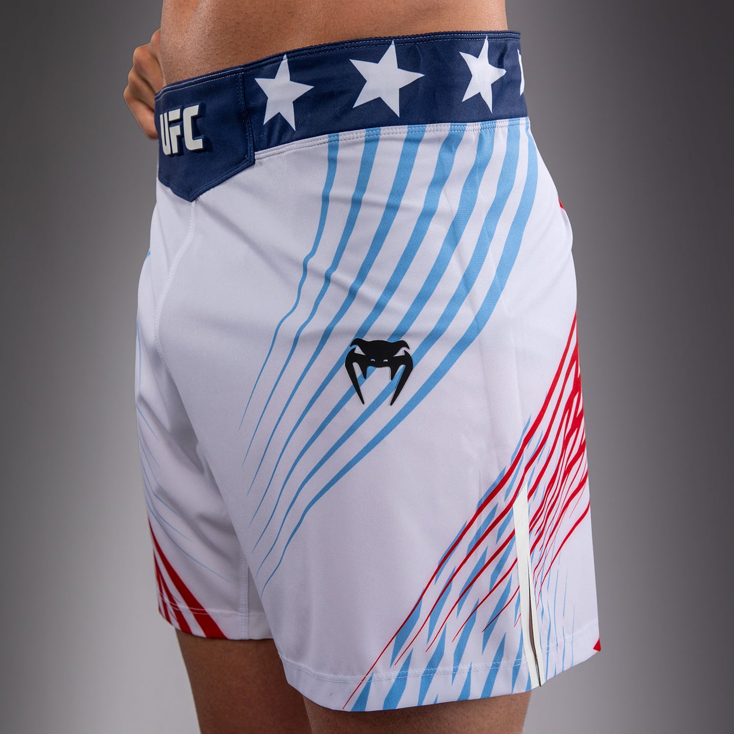 UFC Freedom 250 by Venum メンズ Custom Authentic Fight Night ファイトショーツ ショートフィット - ホワイト