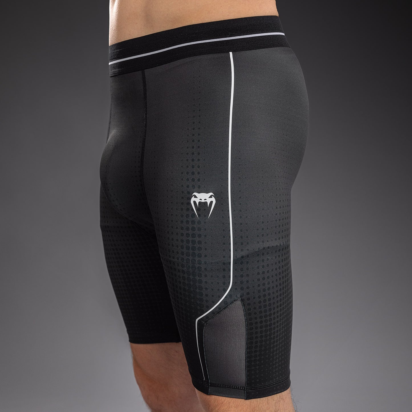 Venum Stealth コンプレッションショーツ – ブラック/ホワイト