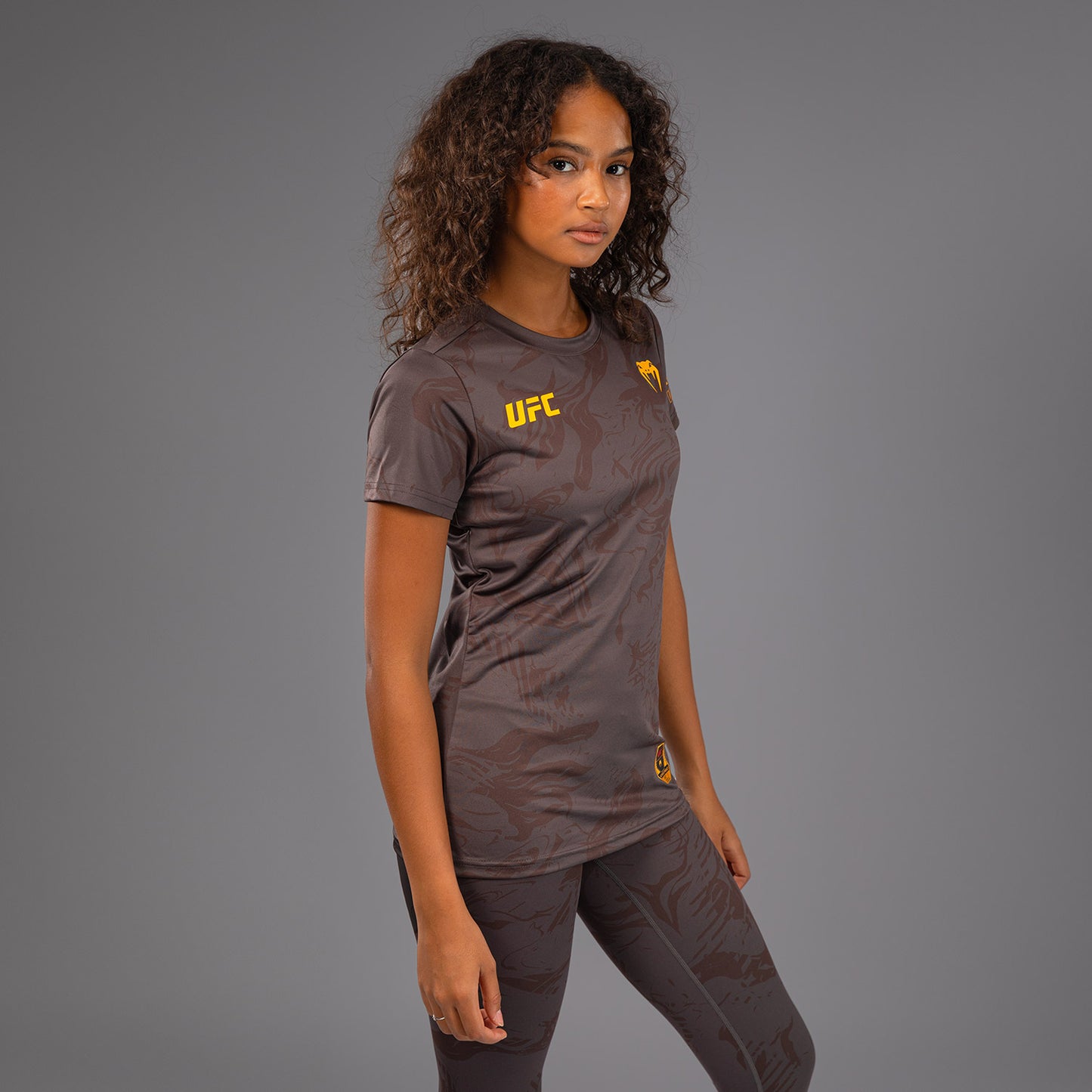 UFC Fusion by Venum Fight Week ドライテックTシャツ（女性用） - アーセンブラウン