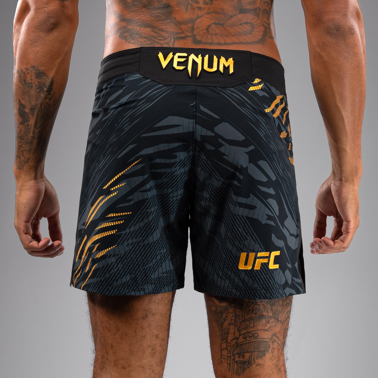 UFC Fusion by Venum Authentic Fight Night レスリングショーツ（男性用、フィットコルト） - チャンピオン