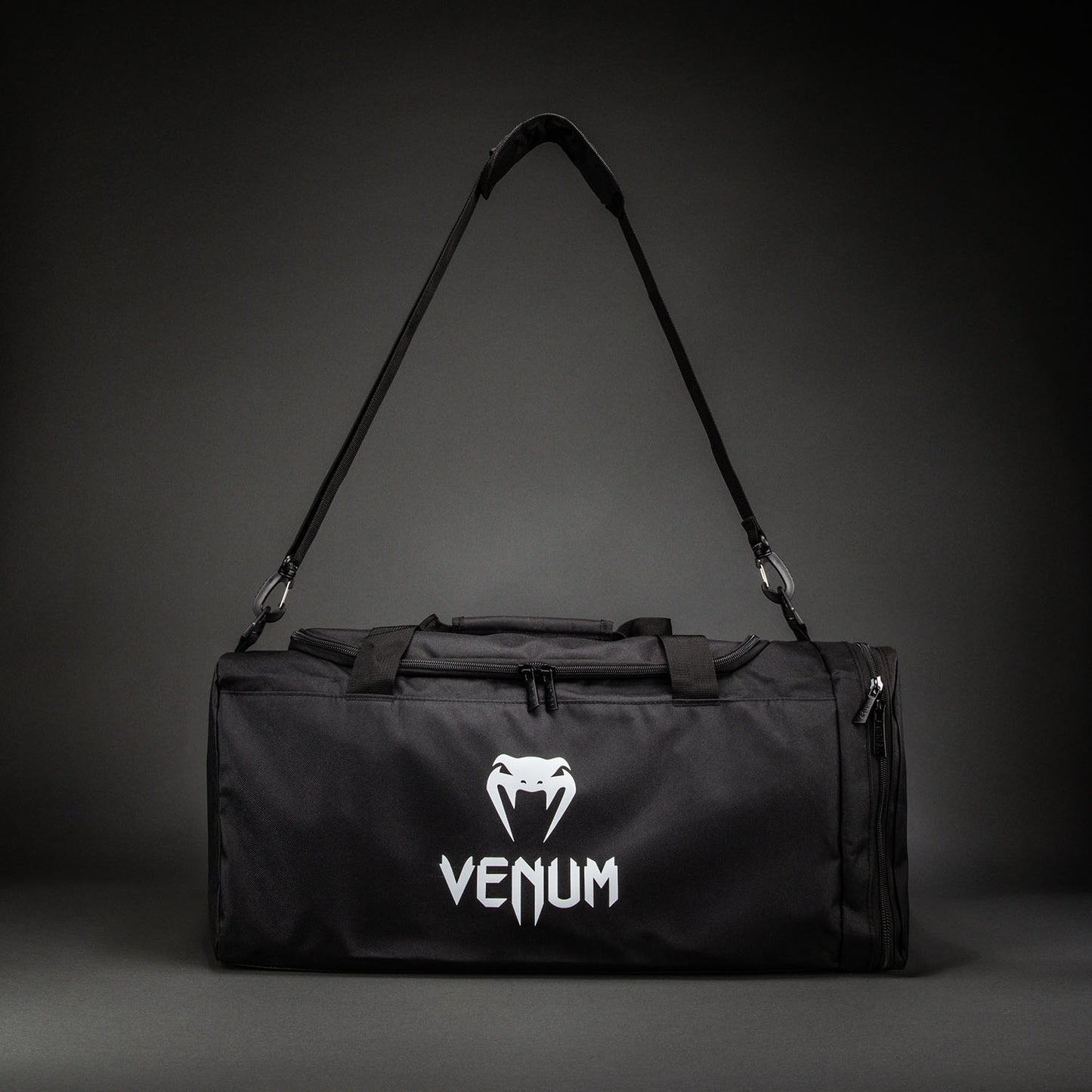 Venum Essential スポーツバッグ (37L) – ブラック