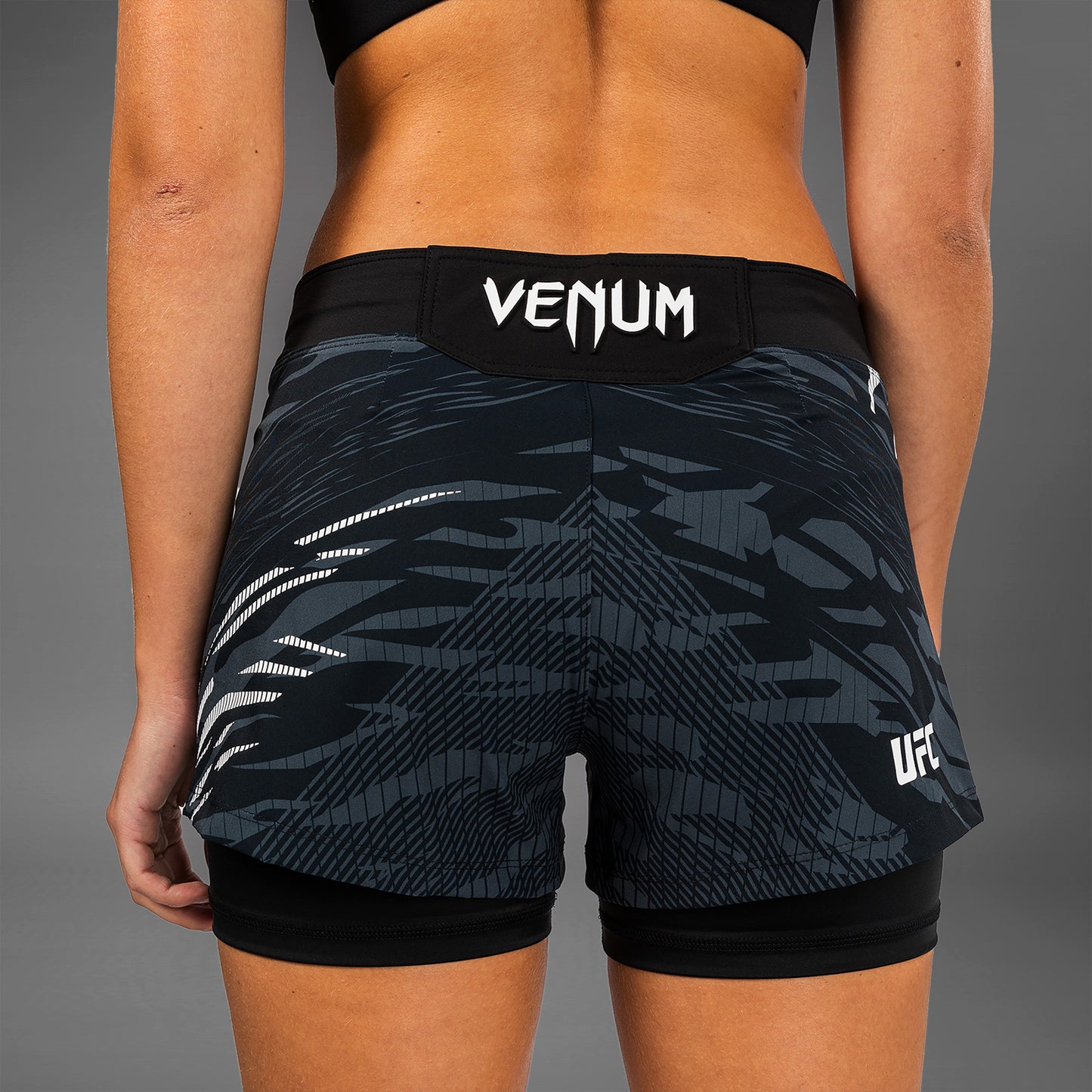 UFC Fusion by Venum Authentic Fight Night レスリングショーツ（女性用） - ブラック